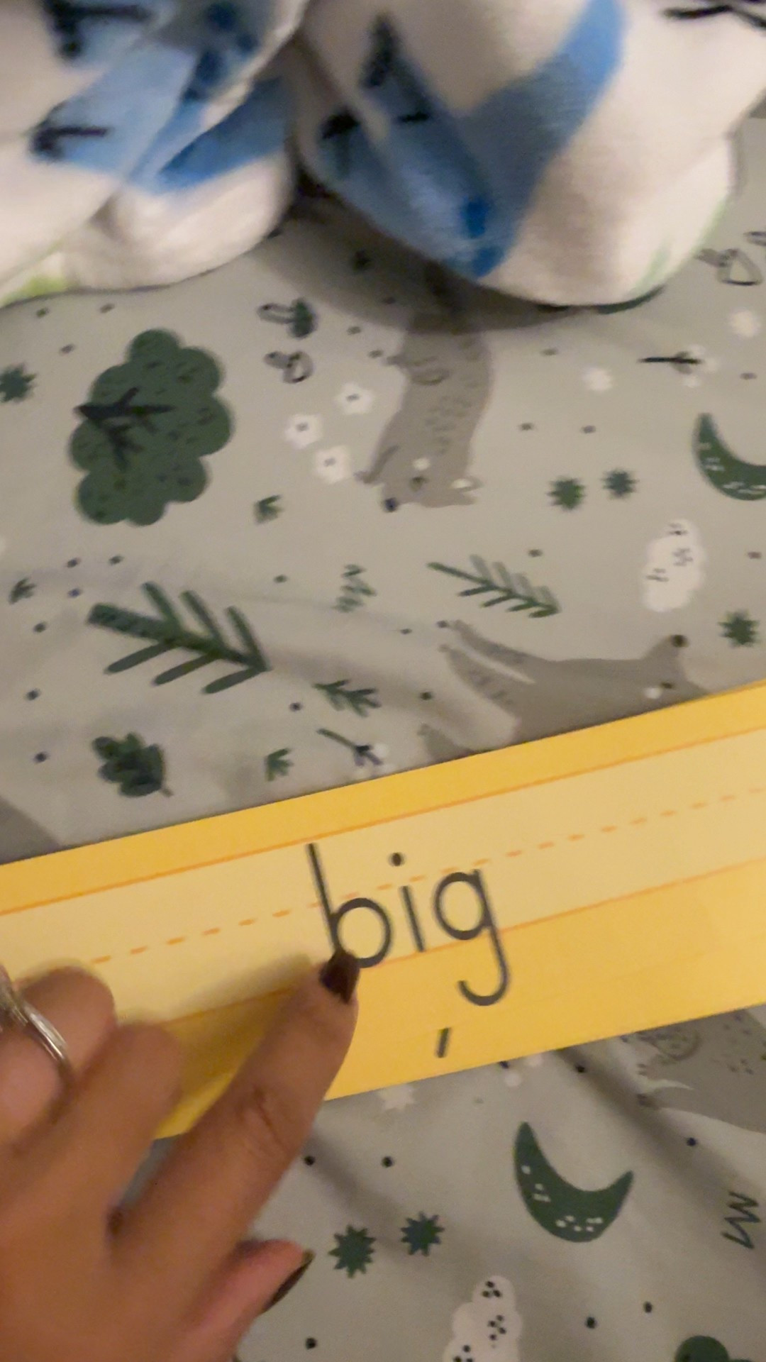 Sight words. Palabras comunes. 

1. Leer con más fluidez, ya que no se detienen en cada palabra.
2.	Comprender mejor lo que leen, porque su atención se centra en el significado del texto y no en descifrar cada palabra.
3.	Aumentar su confianza al leer, al sentirse capaces de reconocer muchas palabras por sí solos.
4.	Desarrollar una base sólida para avanzar hacia textos más complejos.

Elige un set- si ya tus niños saben el ABC y los sonidos. 


#reading #sightwords #education

#LTKKids