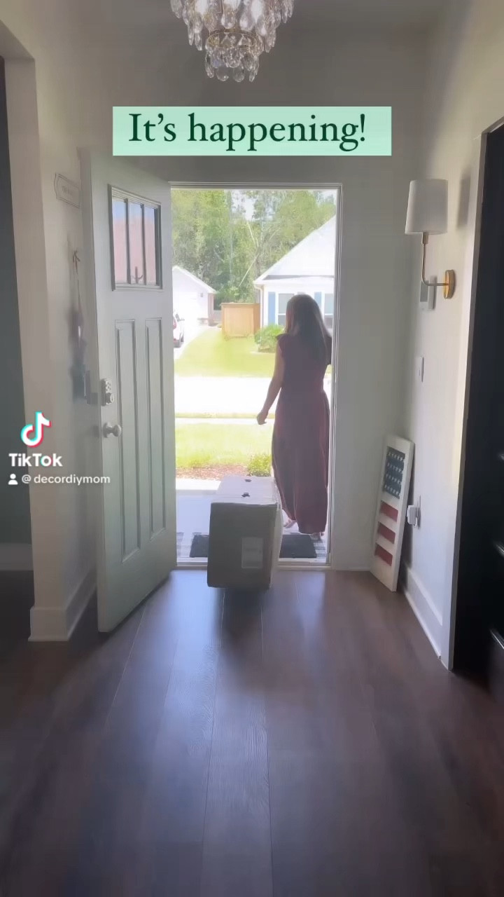 King of Christmas! 7.5' Yorkshire Fir Artificial Christmas Tree with 600 Warm White LED Lights

#LTKHoliday #LTKHolidaySale #LTKhome