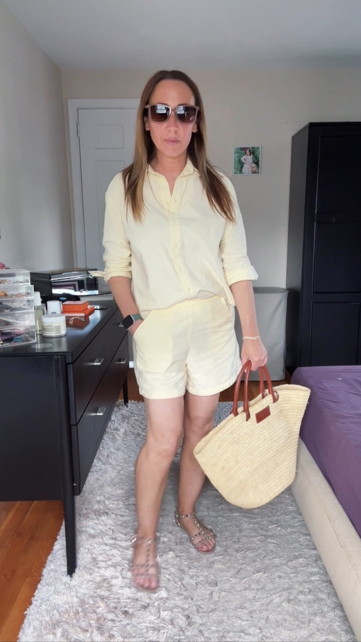 No Jeans Day 1 ☀️

I’ve realized I reach for jeans way too often, so this week I’m challenging myself to create outfits without them and share some easy alternatives.

Starting with this lemon yellow set and jelly sandals for a bright, comfortable summer look. 💛

Would you try a no-jeans week, or are jeans your go-to??