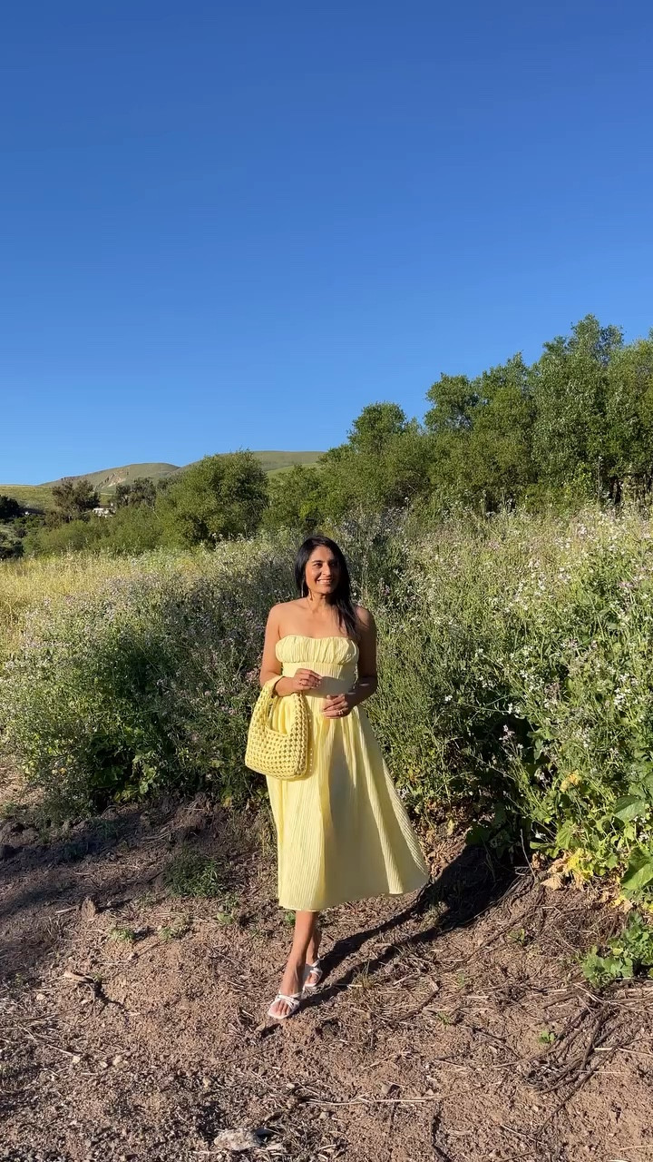 All I want is to live off of a ranch in a faraway land in a cottage laced with beautiful blooms all around and a forever supply of fresh air and warm sunshine!!! What, a girl can’t dream?? Happy Friday, my lovelies!!! 
.
.
.
Wearing @lulus * 
.
.
.
.
#lovelulus #lulusambassador #relatable #springoutfits #freshandcrisp