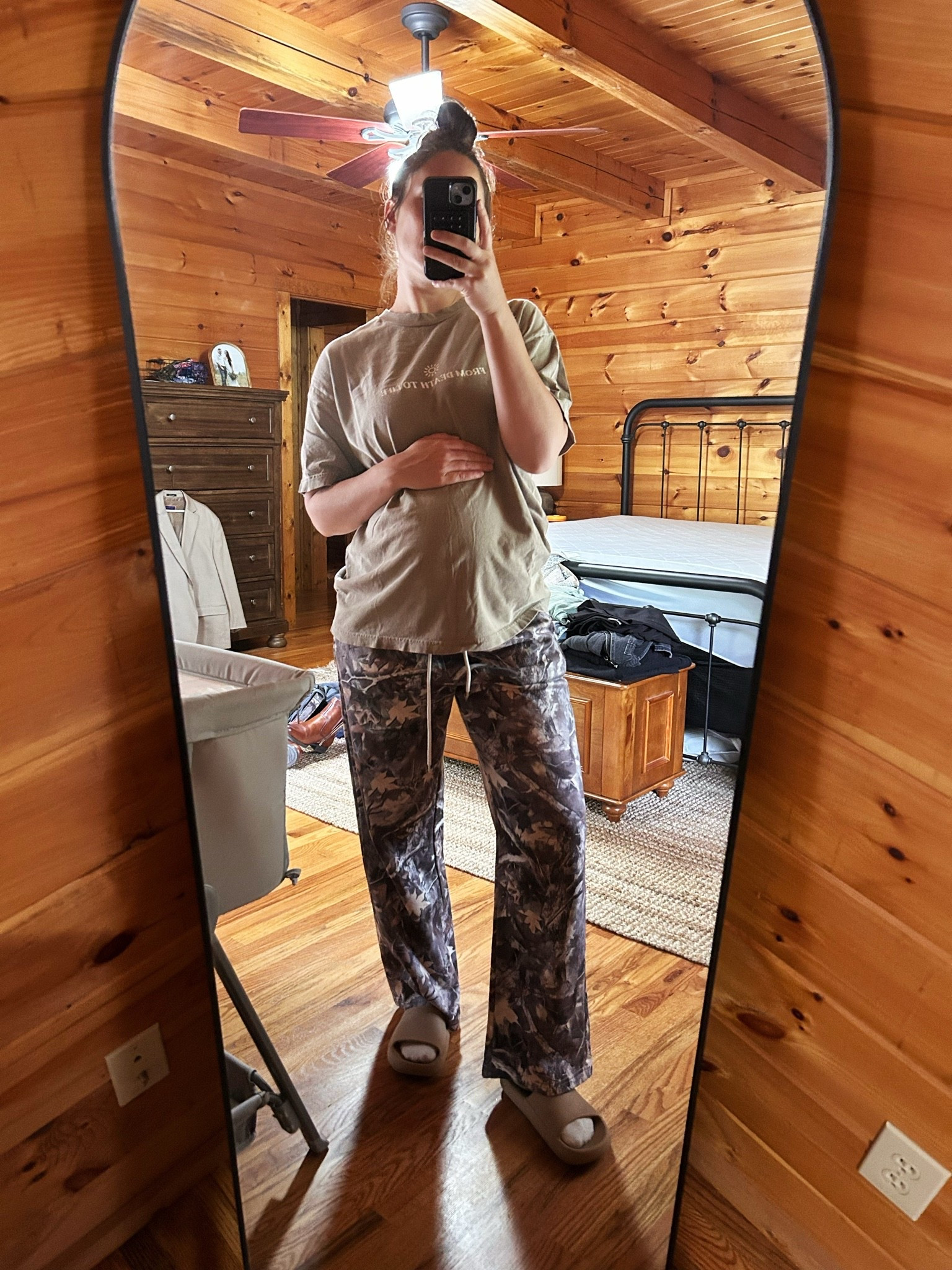 Fit for a full day of mommin’ 🤍
Pants: medium
Shoes: size 7