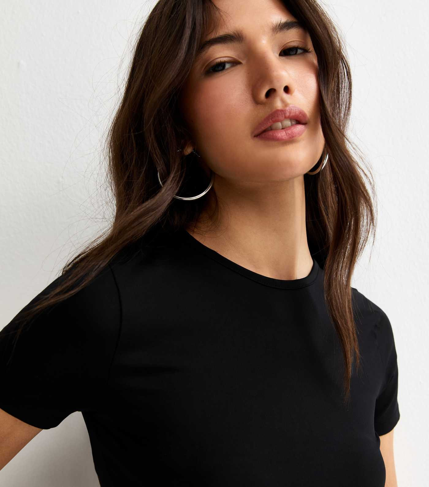 Black Crew Neck Cropped T-Shirt | New Look | New Look (UK)