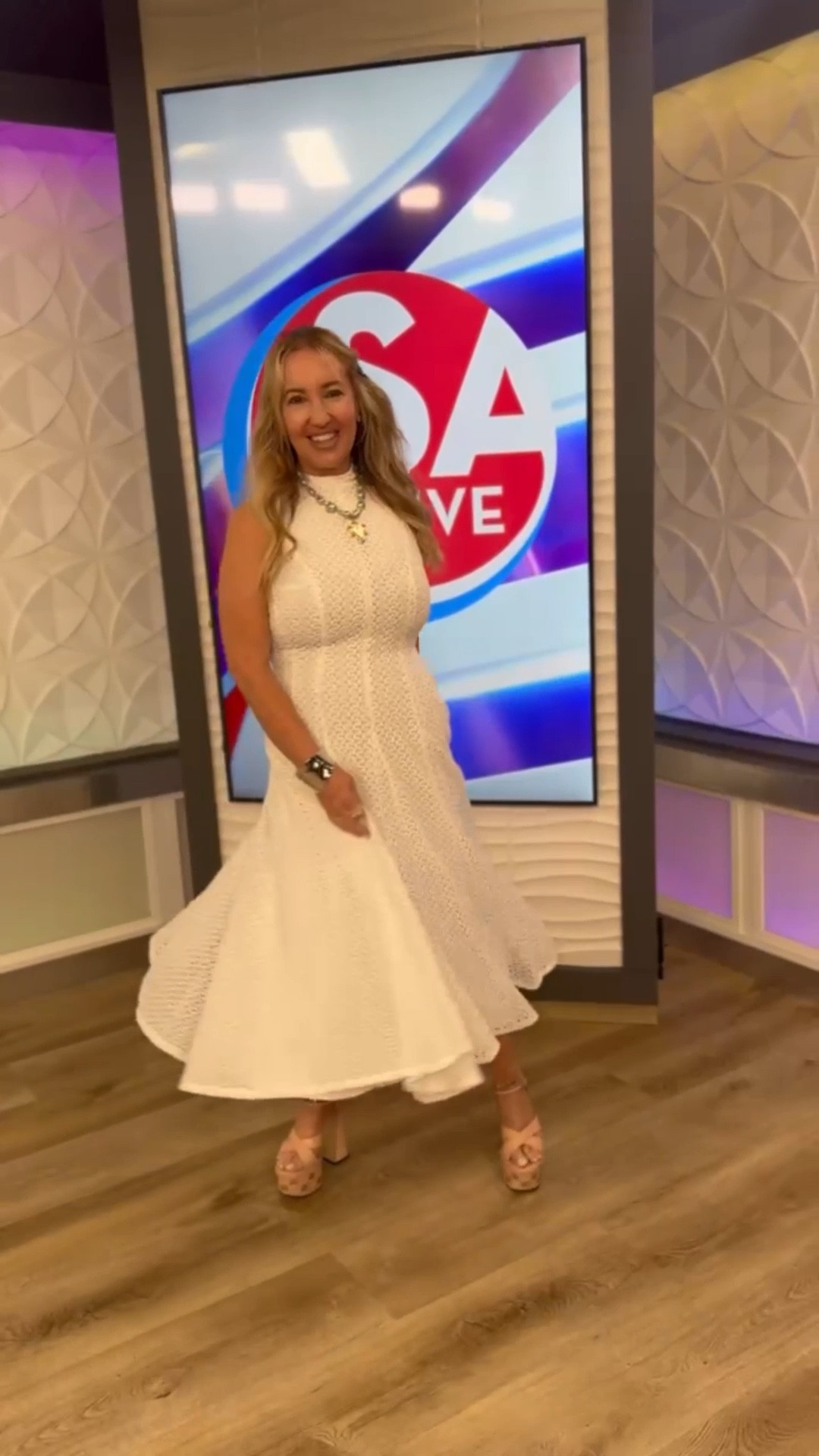 BTS 🎥✨Now and Later:Fall Edition with @saliveksat 🍂🍁 Discover how to effortlessly transition from now to later styles this fall. Catch the latest looks on SA Live! 
.
Thank you always to @fionagorostiza210 for having us in studio today and to my wonderful models 🙌🏽 @bexaressentials @akb.studiox92022 @dominicalopez4444 @kathleen.day.official @marisagomez1015 
.
BTS Media: @sociallydesignit 
.
Designers featured in today’s segment: @jcrew @artist.kday @theshopsatlacantera @twohjewelry @target @whbm 
.
#behindthescenes #salive #fashionstyling #fallfashion #falltrends #wardrobestylist #fashionstylist #fashionreels #stylebyjulesaldaz