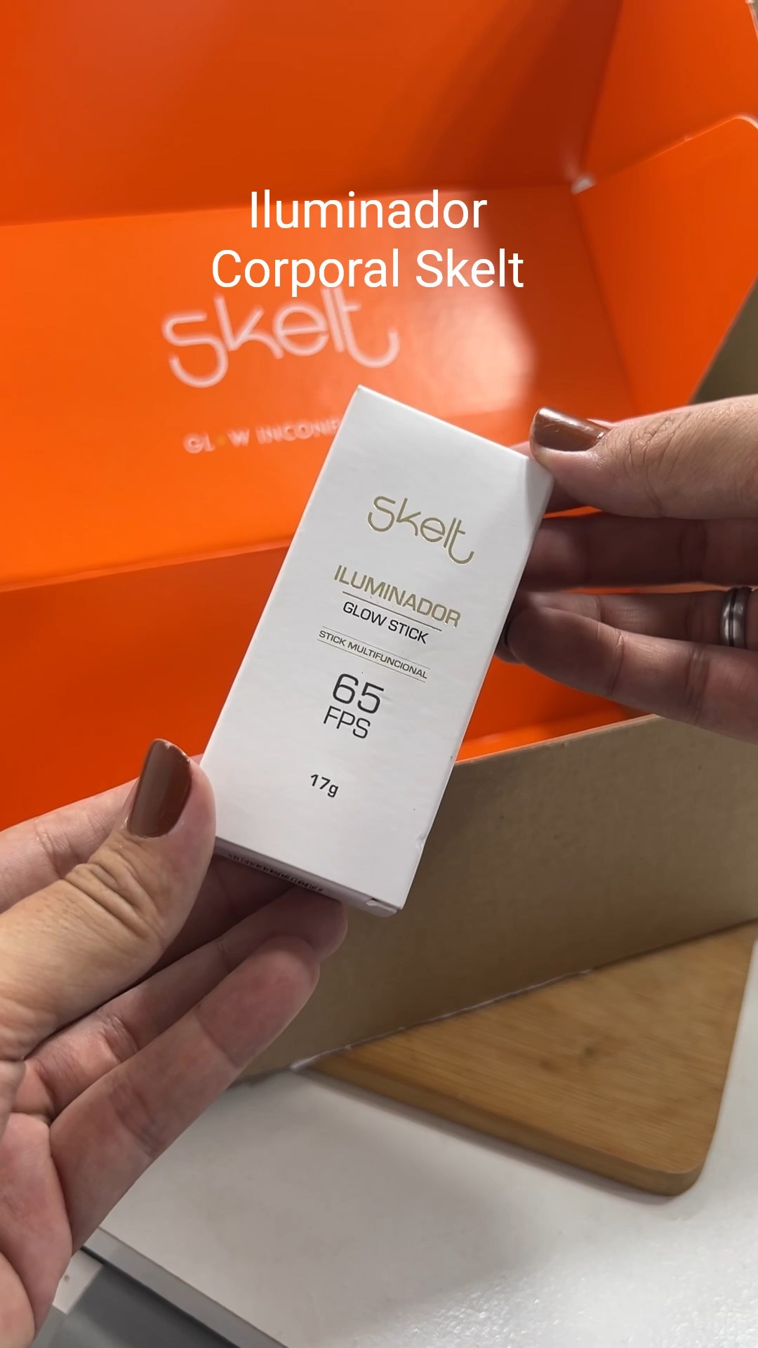 Iluminador Multifuncional Skelt Glow Stick ✨

combina brilho, proteção, hidratação e praticidade em um único produto. Ideal para quem busca um brilho instantâneo, este stick pode ser facilmente aplicado no rosto e no corpo, oferecendo um glow sofisticado, além de hidratar enquanto ilumina, protegendo com FPS 65 e FPUVA 22, e é enriquecido com vitamina E.

#LTKbeleza #LTKsummer #LTKbrasil