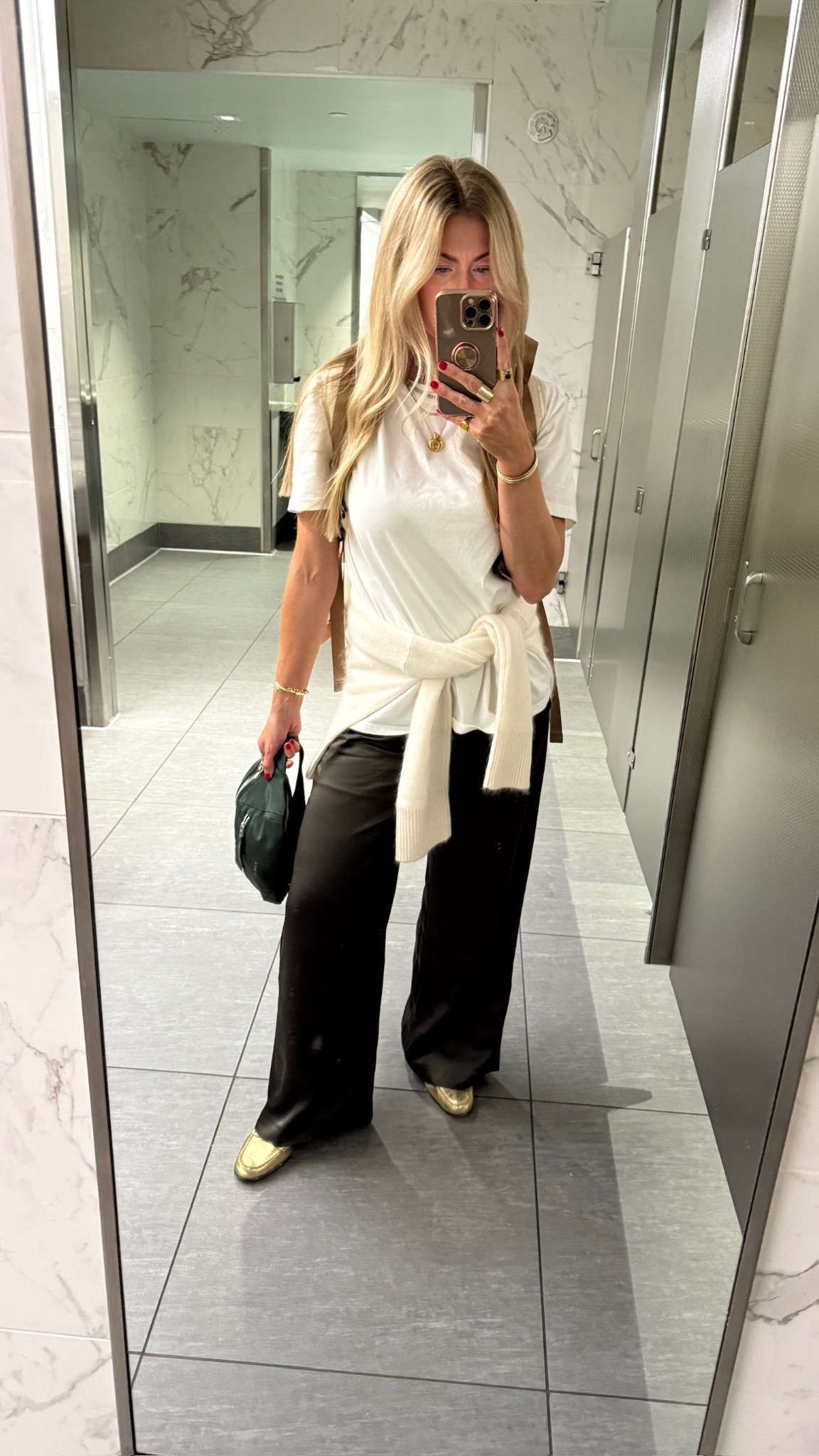 Travel day outfit! 
Sweater: wearing size M.
Tee: runs large, wearing size S. Pants: run TTS, wearing size a S. Shoes: run TTS.

#LTKCon