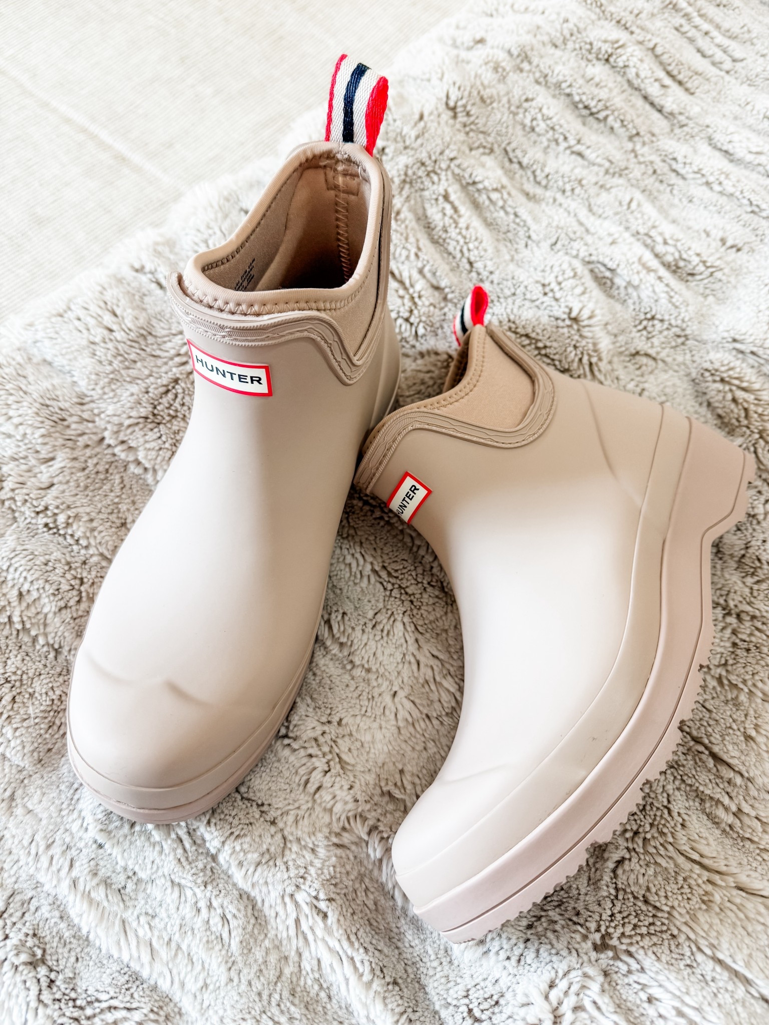 Shop the cutest hunter rain boots on sale during the Nordstrom Anniversary sale!

They’re super comfy and easy to slide on with the stretchy ankle fit!

Come in whole sizes and I got an 8!

Click to shop!

Tan | rainboots | rain | hunter | boots | booties | shoes | fall | seasonal | outdoor | style | everyday | mom | fashion | sale


#LTKStyleTip #LTKShoeCrush #LTKSaleAlert