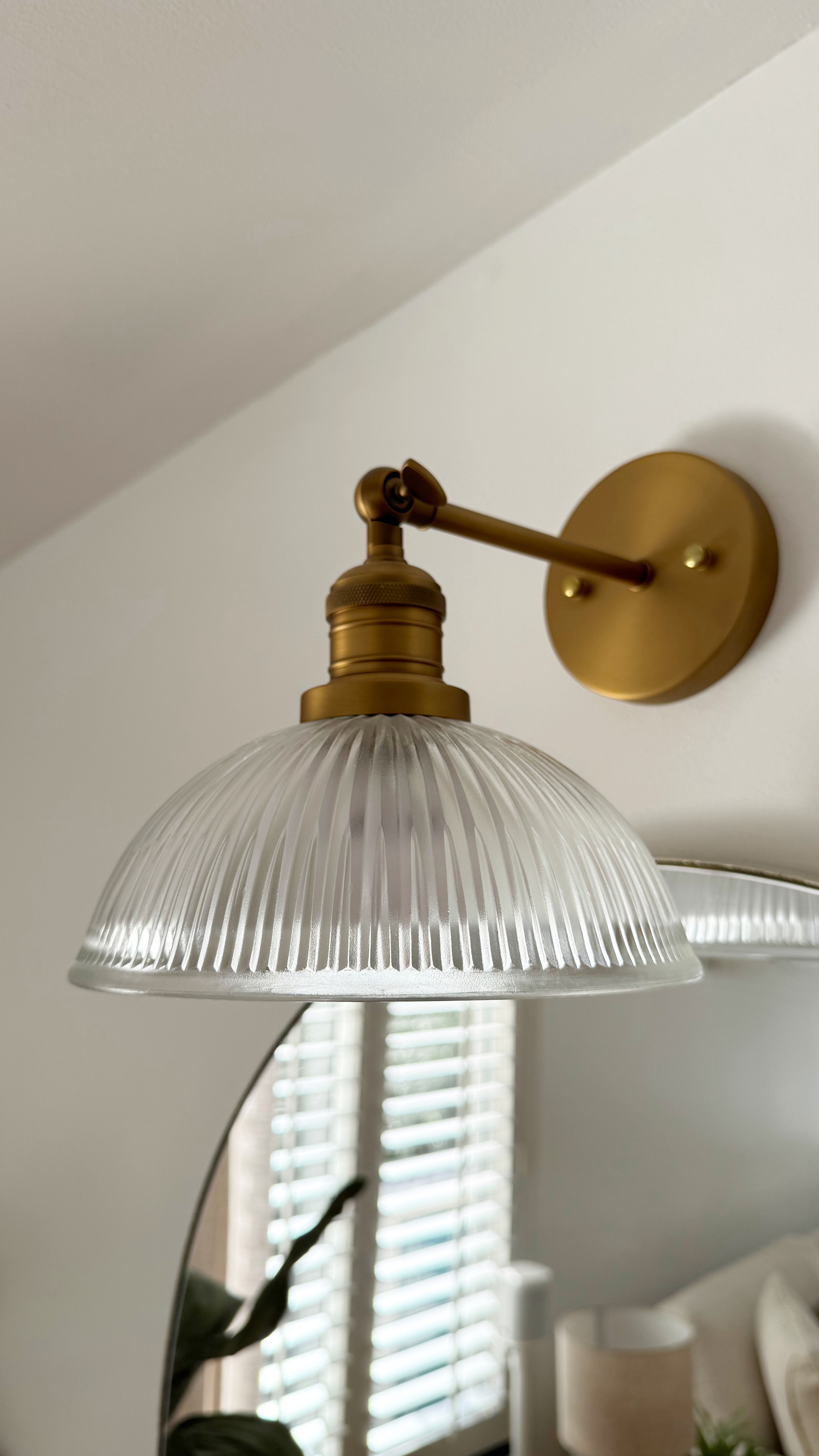 Just installed this gorgeous wireless light sconce that I found for under $70! Bonus: it’s real glass, too! Perfect for adding an elegant touch anywhere without needing hardwiring. #sconce #wirelesslight #lightfind

#LTKWatchNow #LTKFindsUnder100 #LTKHome