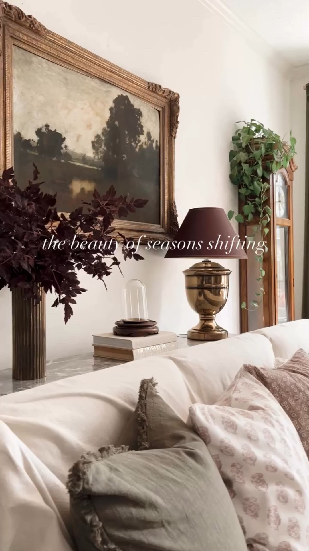 There’s something magical about the in-between… when summer fades and autumn softly takes its place. 🍂 Golden light, layered textures, and little autumn details make this room feel timeless and cozy. How do you welcome fall into your home?