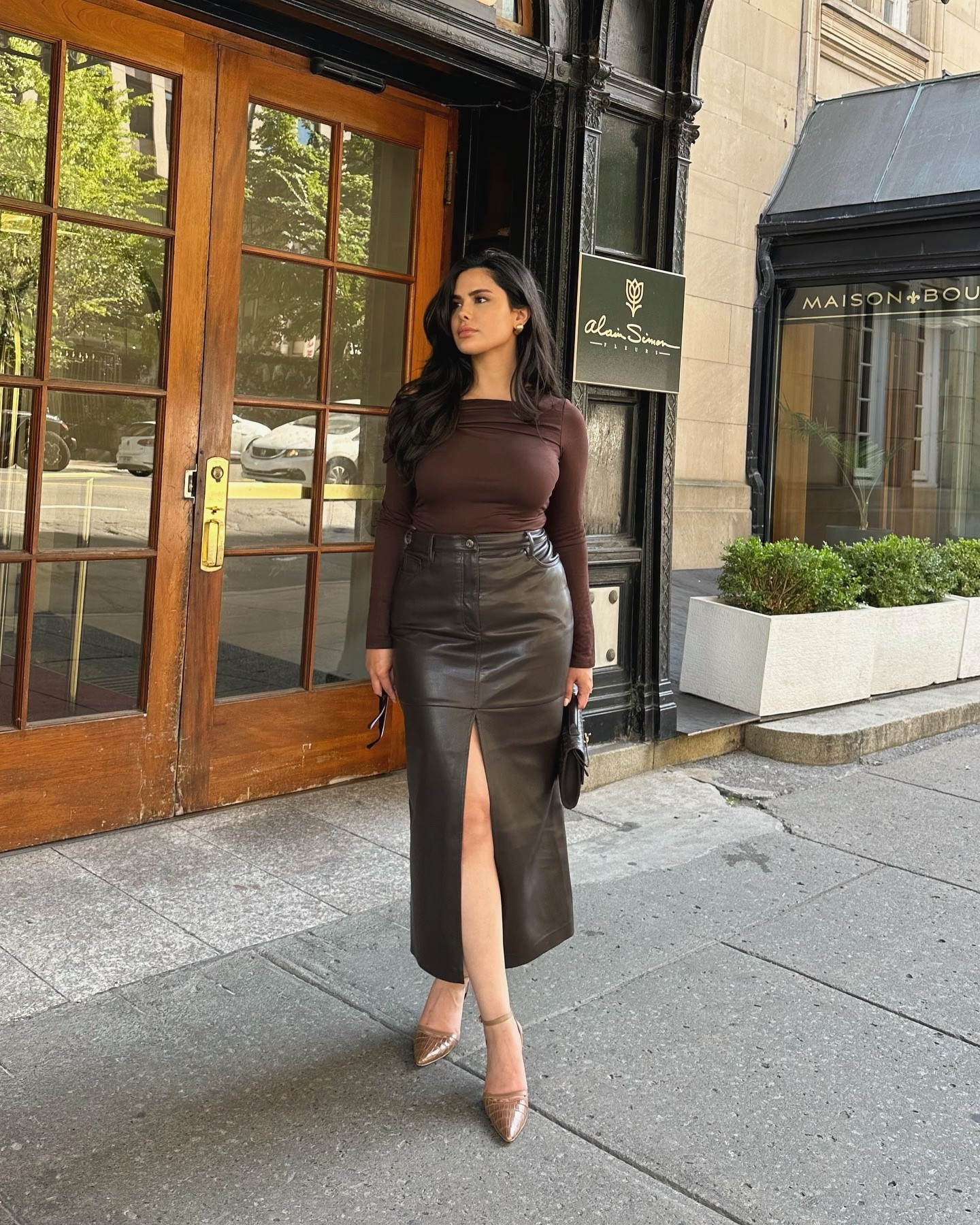 When in doubt, wear a monochromatic look. 🤎

Wearing @amazonfashion top 
@aritzia skirt 
@manoloblahnik heels 
@newbottega bag 

#outfits #fashion #outfitoftheday #outfitideas #outfitinspiration #fashionblogger #fashionstyle #fallfashion #autumnfashion #fashioninspo #styleblogger #styleinspiration #styleoftheday #styleblogger