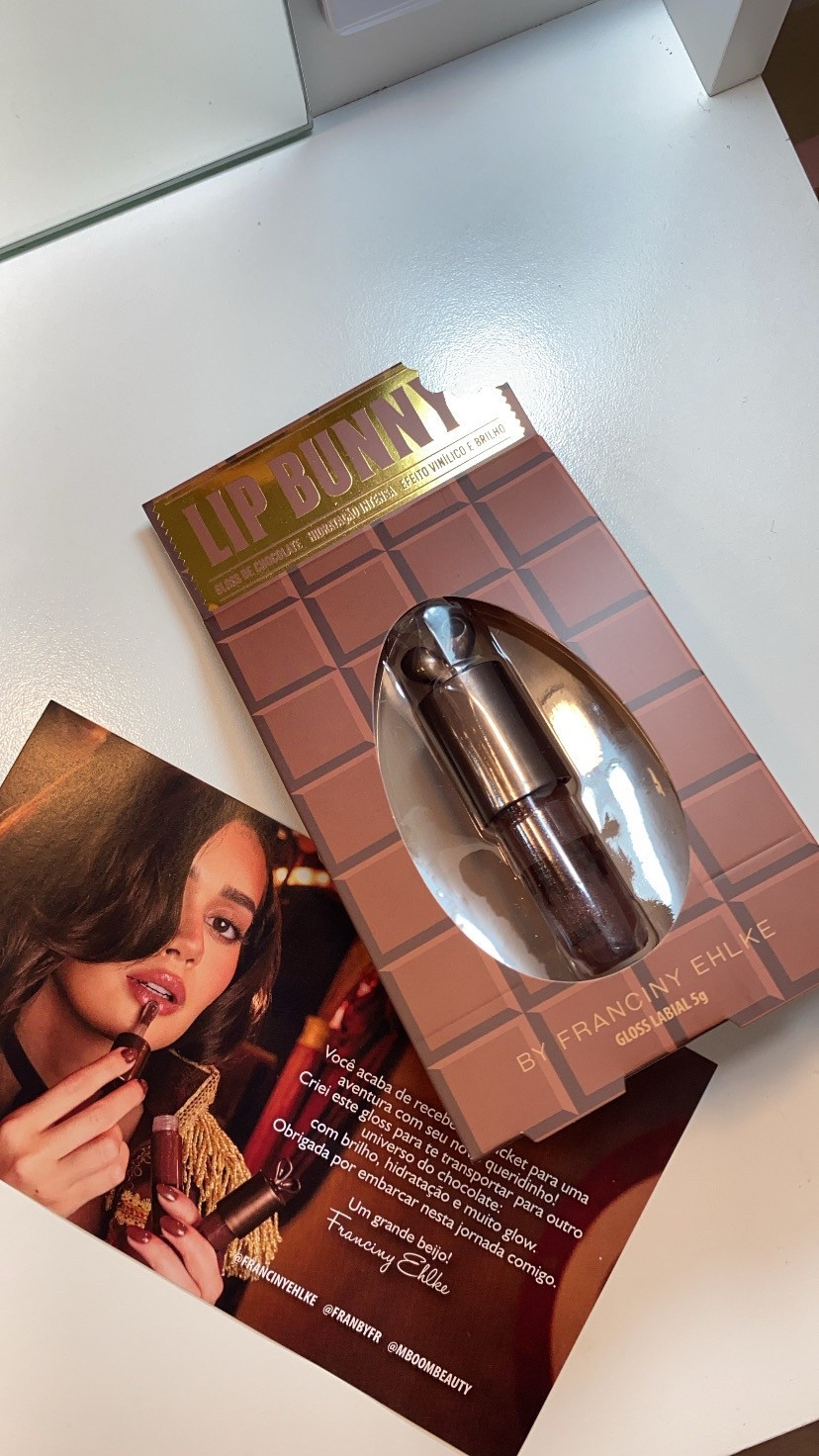 Lip Bunny gloss com tom de chocolate frio, vem com  brilhinho, embalagem fofa que imita um ovo pra remeter a Páscoa, vem com orelhinhas de coelho na tampa, pode ser usado como chaveiro. Ótima opção para presentear nessa Páscoa 🤎🐰

#LTKbrasil #LTKguiadepresente #LTKbeleza