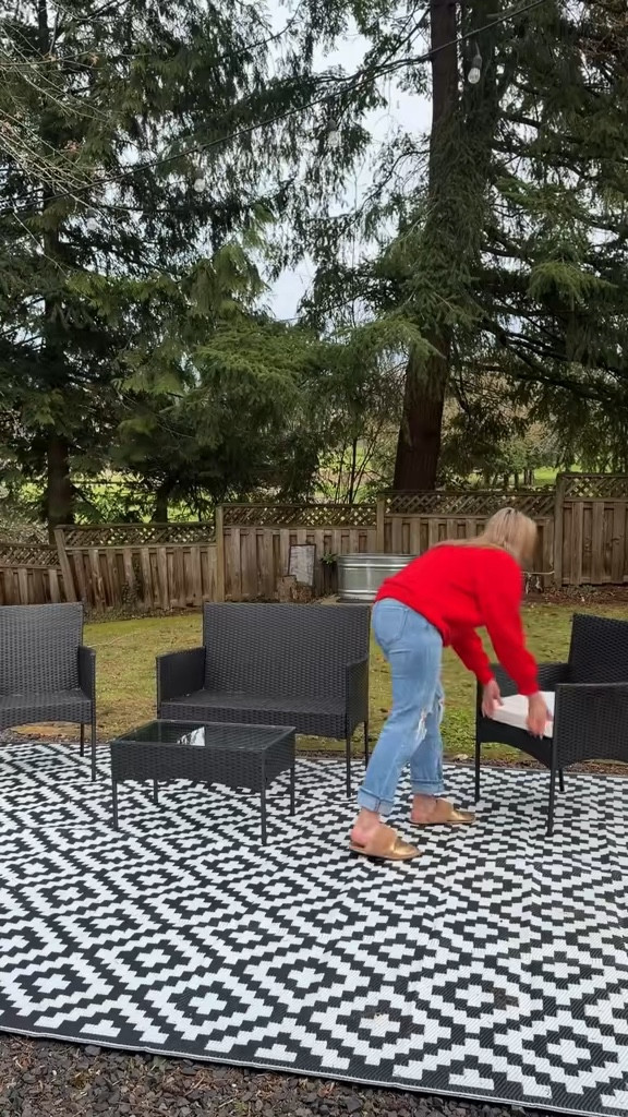 Waterproof outdoor rug.

#outdoorrug #patiorug #waterproofrug 