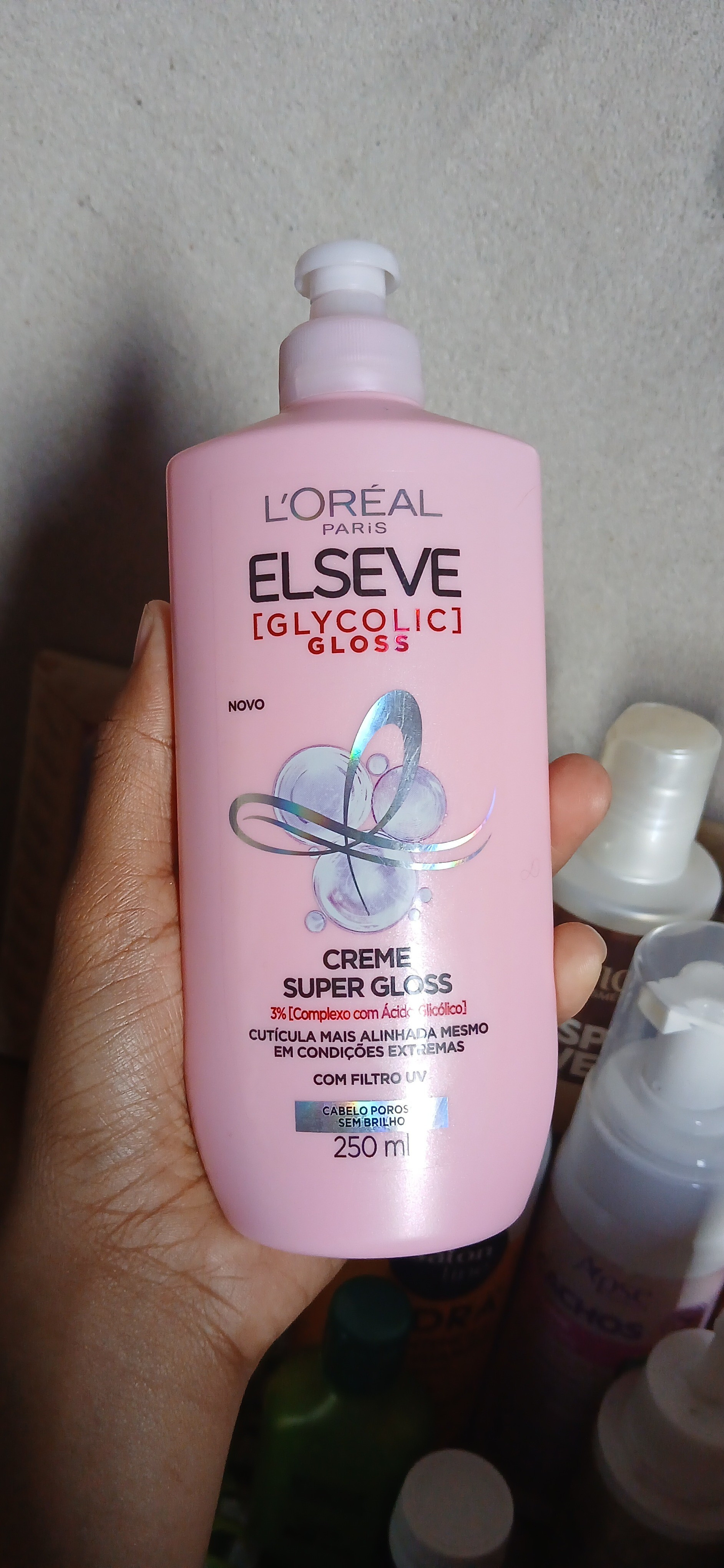 Esse creme faz parte da nova linha de loreal para cabelo poroso e ótimo pra quem gosta de volume equilibrado ele traz definição 

#LTKbrasil #LTKbeauty