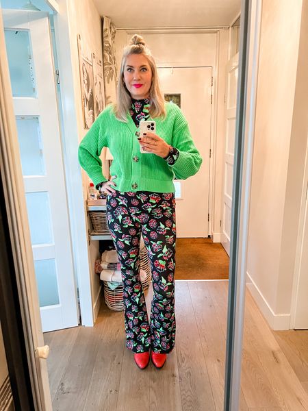 Outfits of the week

Matching top and flared leggings by Stieglitz (tts) and a Gucci green cardigan (M) paired with red and pink western boots from Ramijntje x DWRS the label. 



#LTKcurves #LTKeurope #LTKunder100