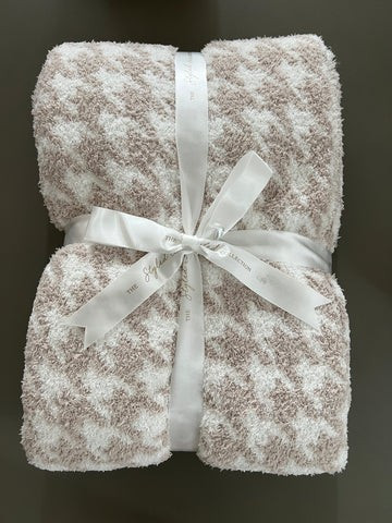 Houndstooth Buttery Blanket-Get Xtra 40% off code through LTK APP | The Styled Collection