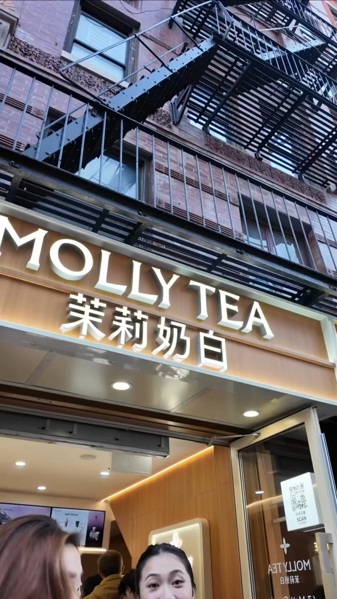 Chahalo vs Molly Tea !? 

Molly tea is definitely very floral and I love it but compared it definitely became less strong after a few minutes when comparing to Chahalo. Chahalo’s was sweeter and stayed fragrant for longer and slightly less floral! 

My favorite was the rock oolong (hot 70% sugar)! It was warming and tasted like a warm hug??? 

#nyc #boba #milktea #foodie #nycrecs