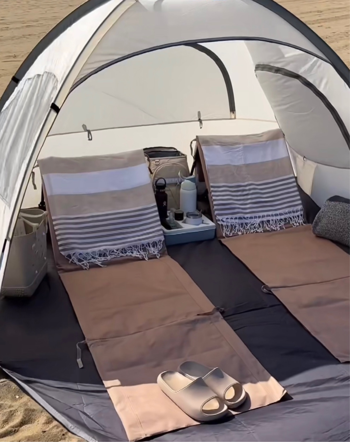 Cutest pop up beach tent! Beige lovers this one’s for you! 

#beachtent
#beachpopuptent
#popuptent

#LTKKids #LTKBaby #LTKFamily