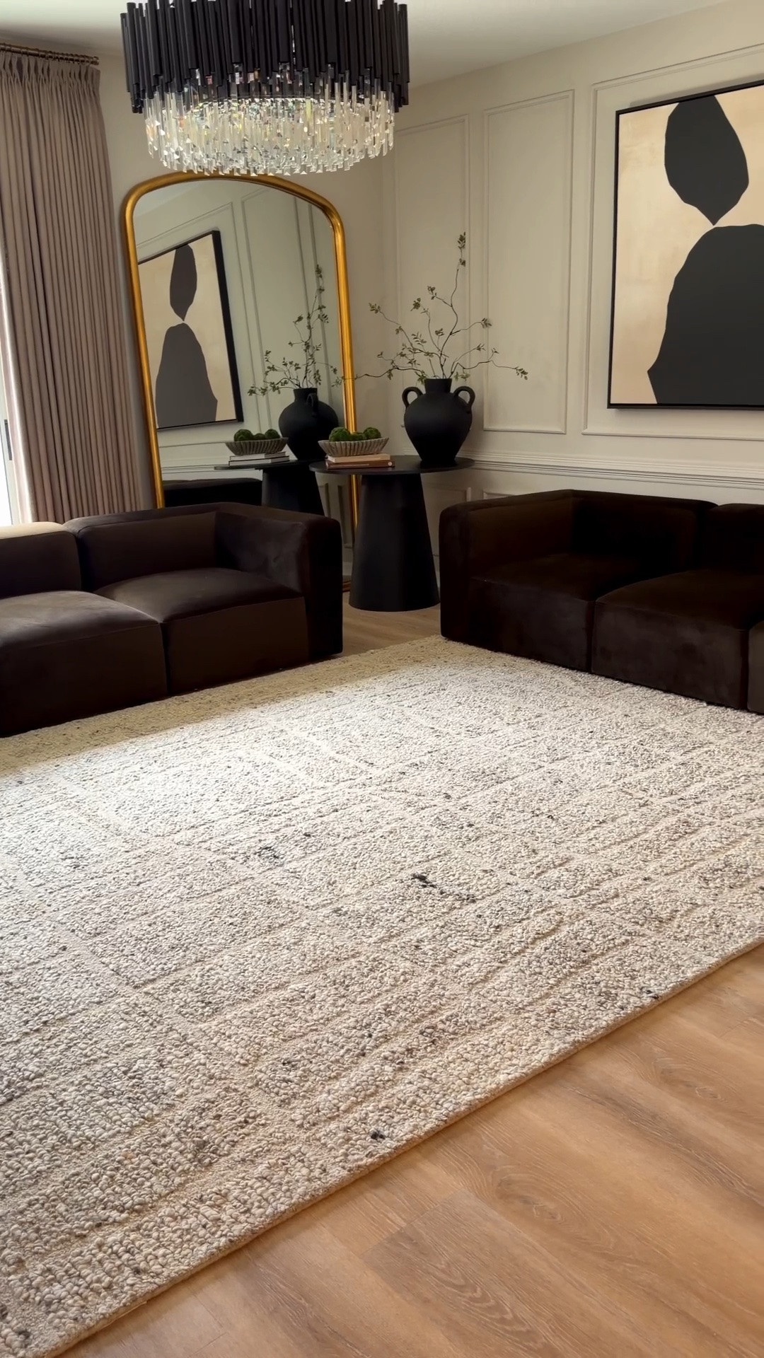 This rug is insanely beautiful!! #livingroom #interiors