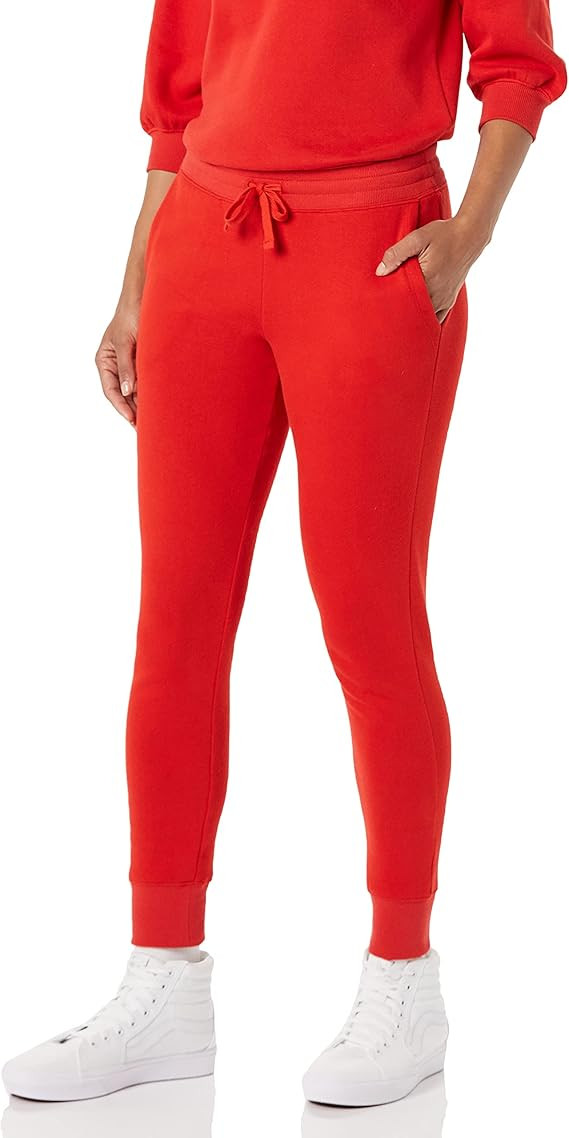 Amazon Essentials Women's Relaxed Fit Fleece Jogger Sweatpant (Available in Plus Size) | Amazon (US)