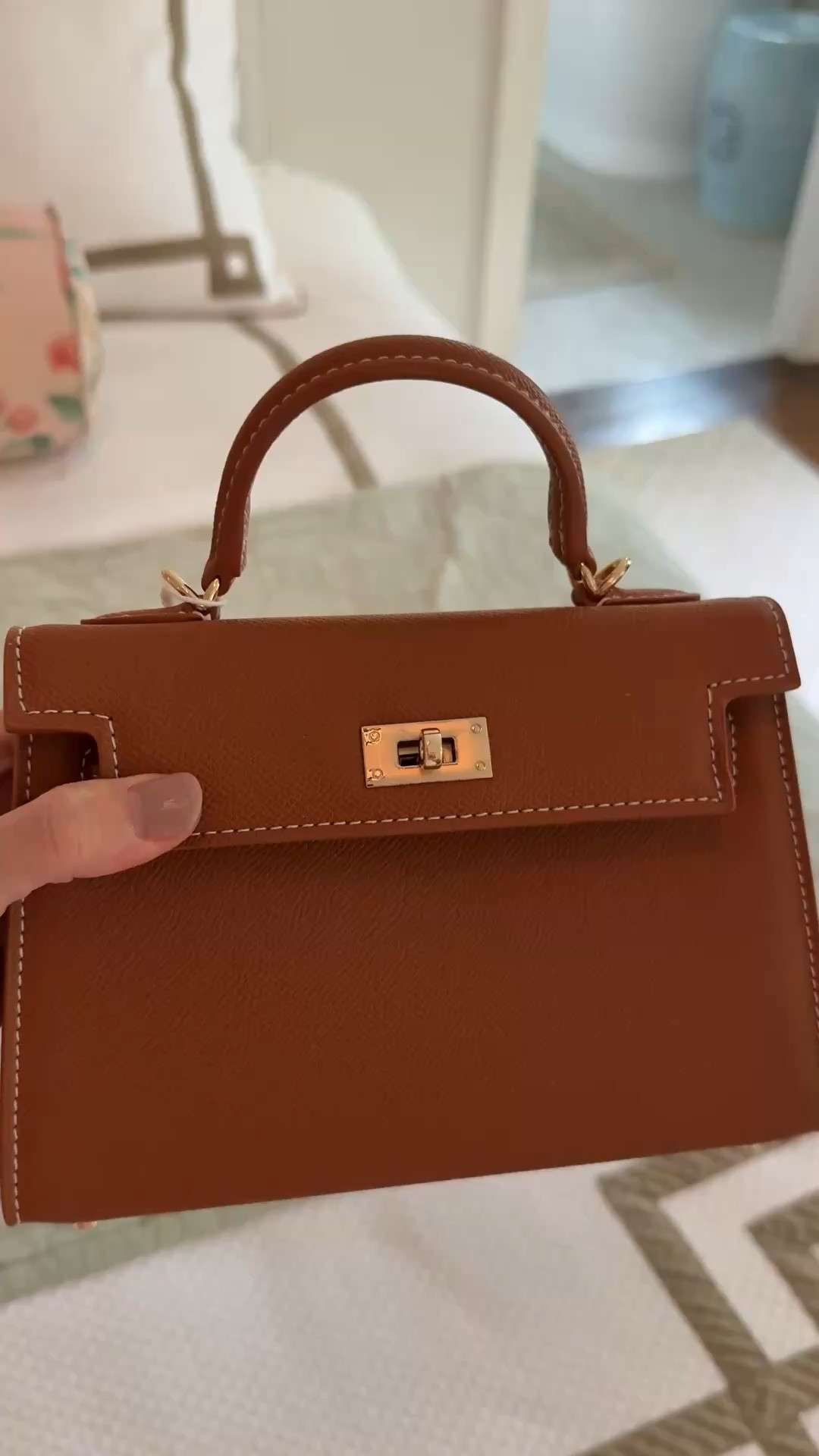 Cutie pie little purse!! Love the brown color for fall and its compact size is perfect for all the necessities. Large enough for phone, lipgloss and car keyes

#LTKItBag #LTKWorkwear #LTKStyleTip