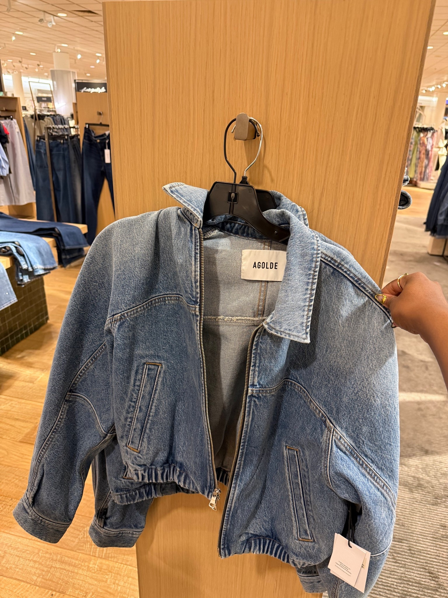 Agile denim cropped jacket


#LTKgrwm #LTKFestival #LTKootd