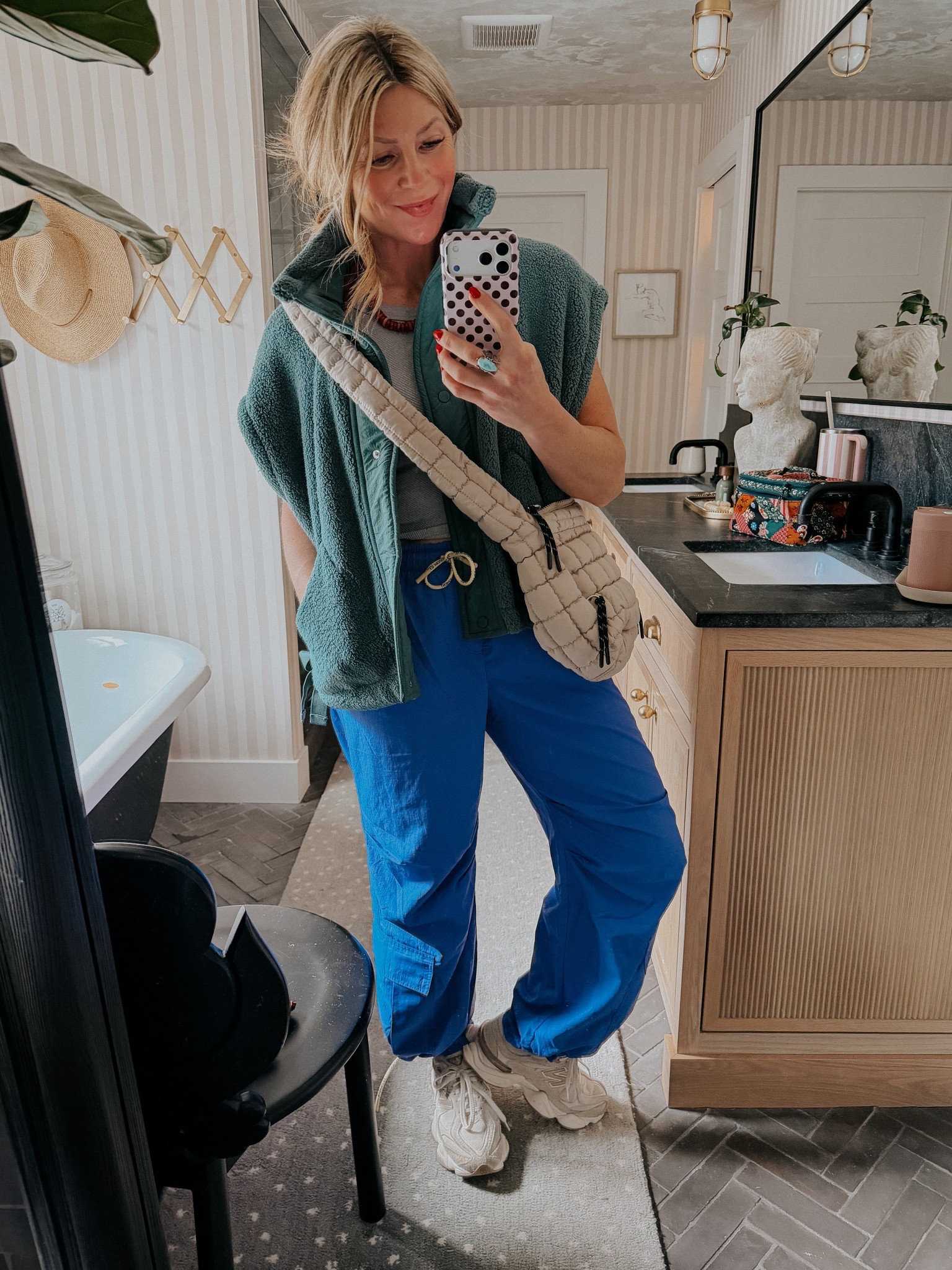 •pants in reg size small
•vest in reg size small
•tank in m/l 
•shoes true to size 

@fpmovement #fpmovementpartner