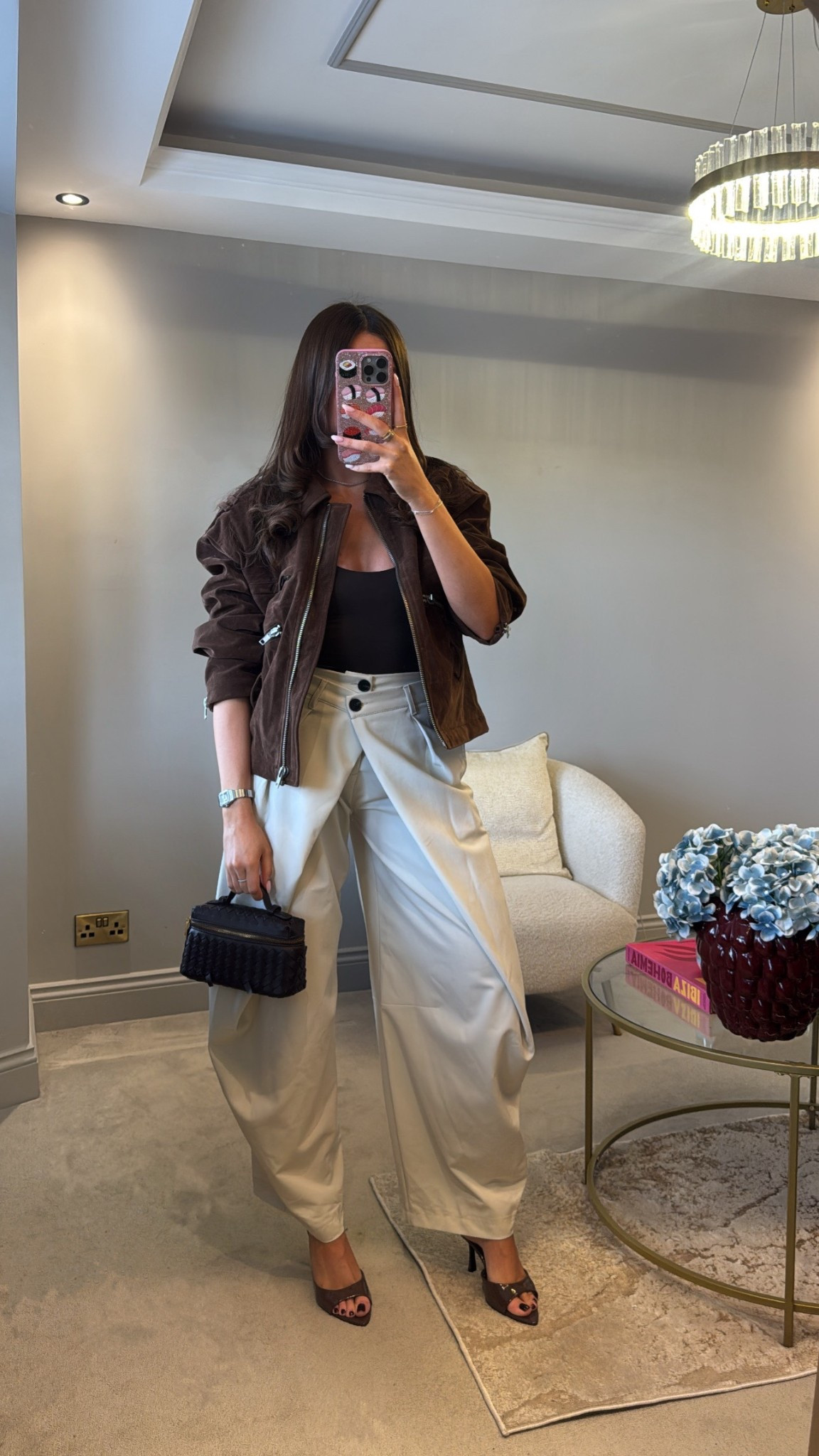 Smart outfit. Baby shower outfit. Spring outfit. Balloon trousers. Smart trousers. Tailored trousers. Double waistband. Bodysuit. Halter neck top. Suede jacket. Brown jacket. Jacket. Mules. Heeled mules. Heels. Brown heels. Mango. Topshop. ASOS. Bershka  

#LTKuk #LTKspring #LTKstyletip