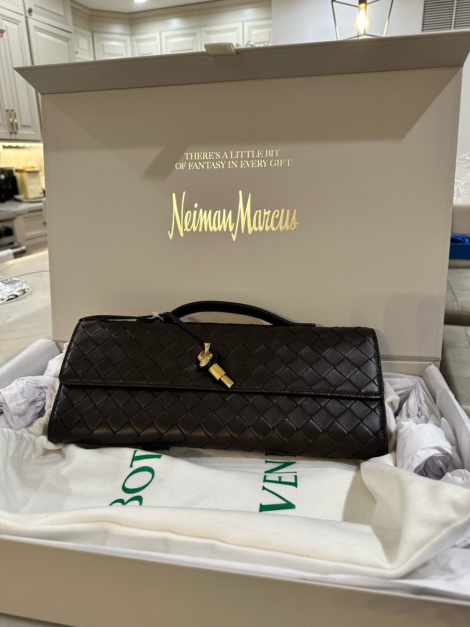 bag of the season 

#LTKSeasonal #LTKItBag #LTKStyleTip