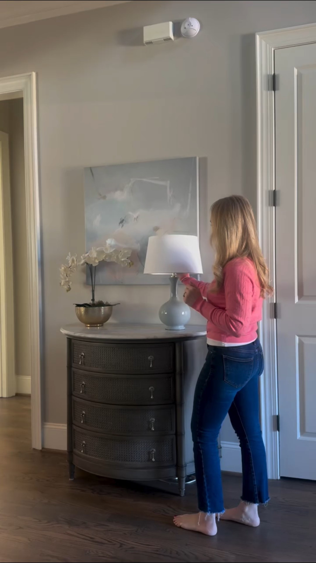 Team homebody over here. I do have other hobbies but home is my favorite. Looking forward to a relaxing weekend at home after a couple weeks of chaos recently. Happy Friday, friends. Comment SHOP for the links to my favorite pieces in our home.