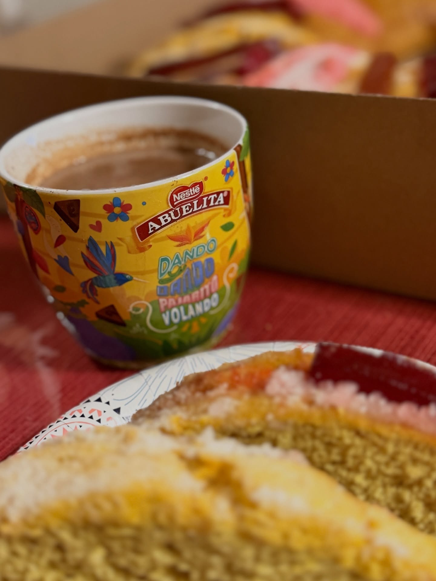 Un @chocolateabuelita con la Rosca de Reyes. Feliz día de los Reyes 🤴🏾 Magos 

 #lamerienda #threekingsday #diadelosreyes

#LTKSeasonal #LTKfoodie #LTKvlog