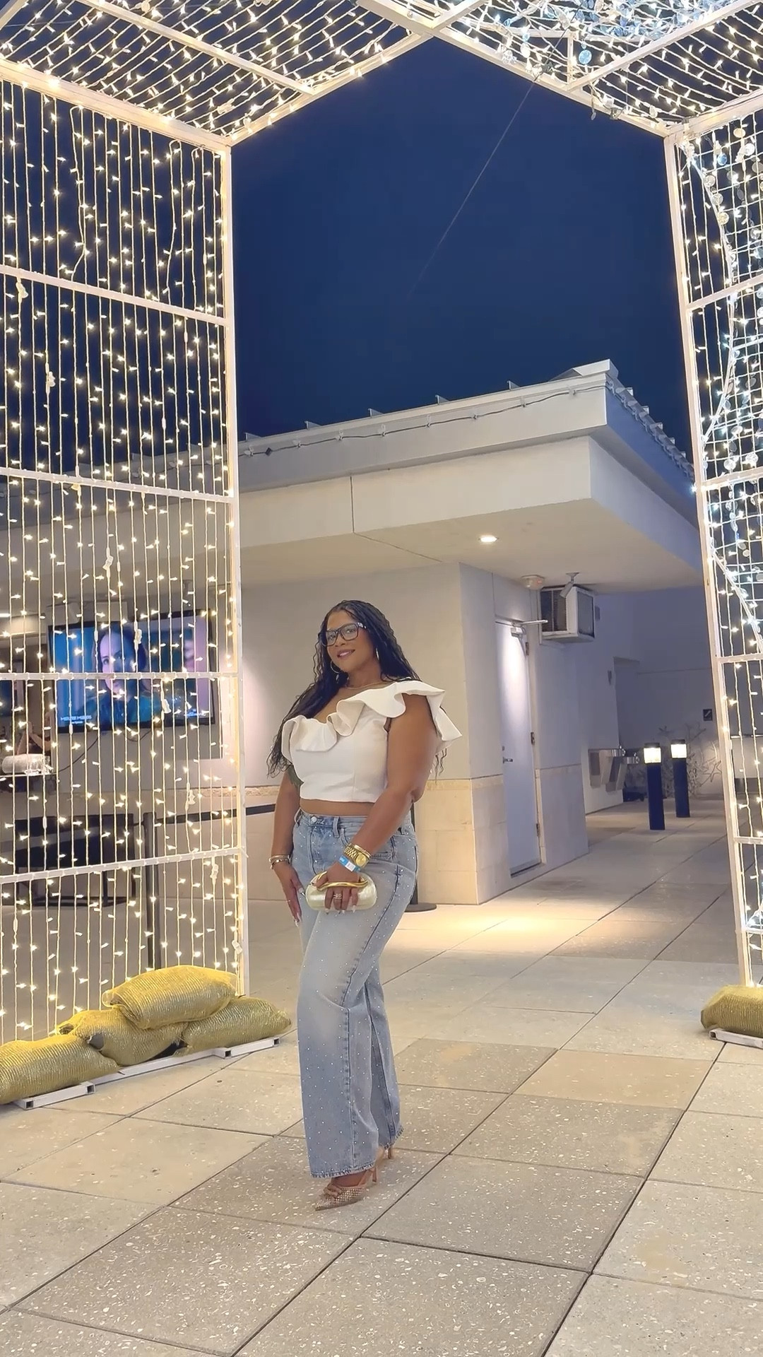 The perfect outfit to attend several outings. The jeans are flattering and comfortable paired with this top that can be worn on or off the shoulders.


Top: XL
Jeans: 14

#LTKMidsize #LTKootd #LTKOver40
