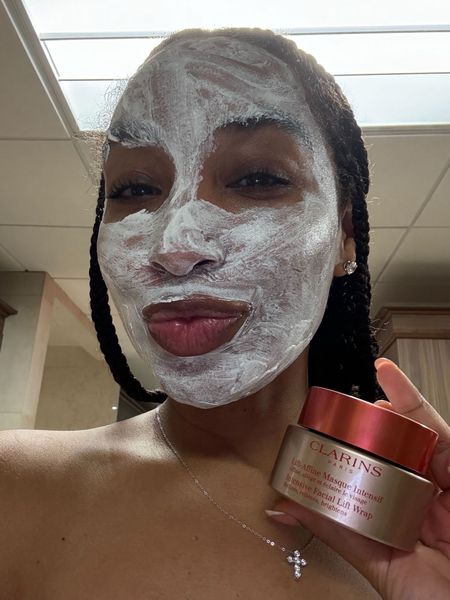 Obsessed with the Clarins V-Facial Instant Depuffing Face Mask! It's a game-changer for my skincare routine. ✨💆‍♀️ #LinkToKnowIt #SkincareMustHaves

#LTKGiftGuide #LTKBeauty #LTKFindsUnder100