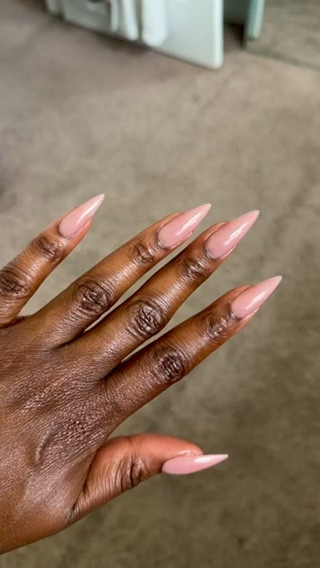 You know, I don’t change my nails often, so it must be for a good reason! These nude,
stiletto press on nails are so beautiful!
