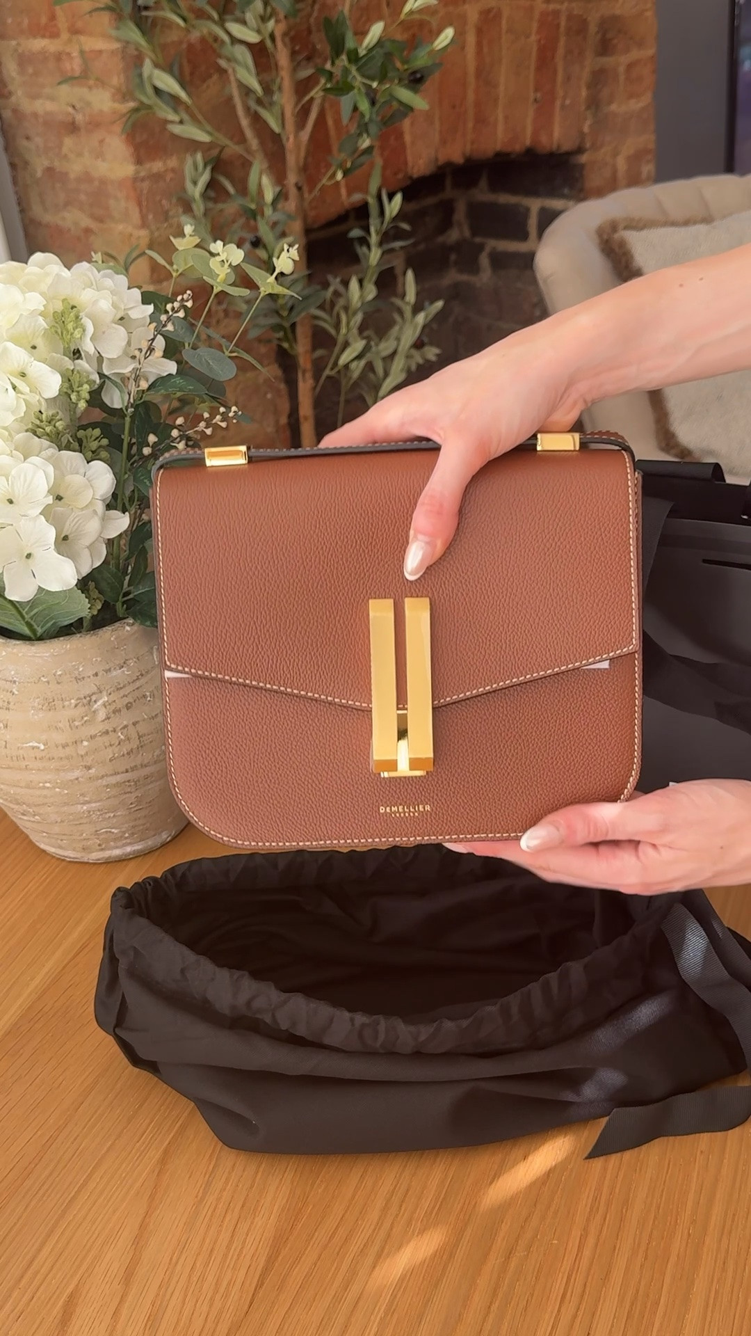 New Demellier bag day 🤎✨

Tan Vancouver leather crossbody bag