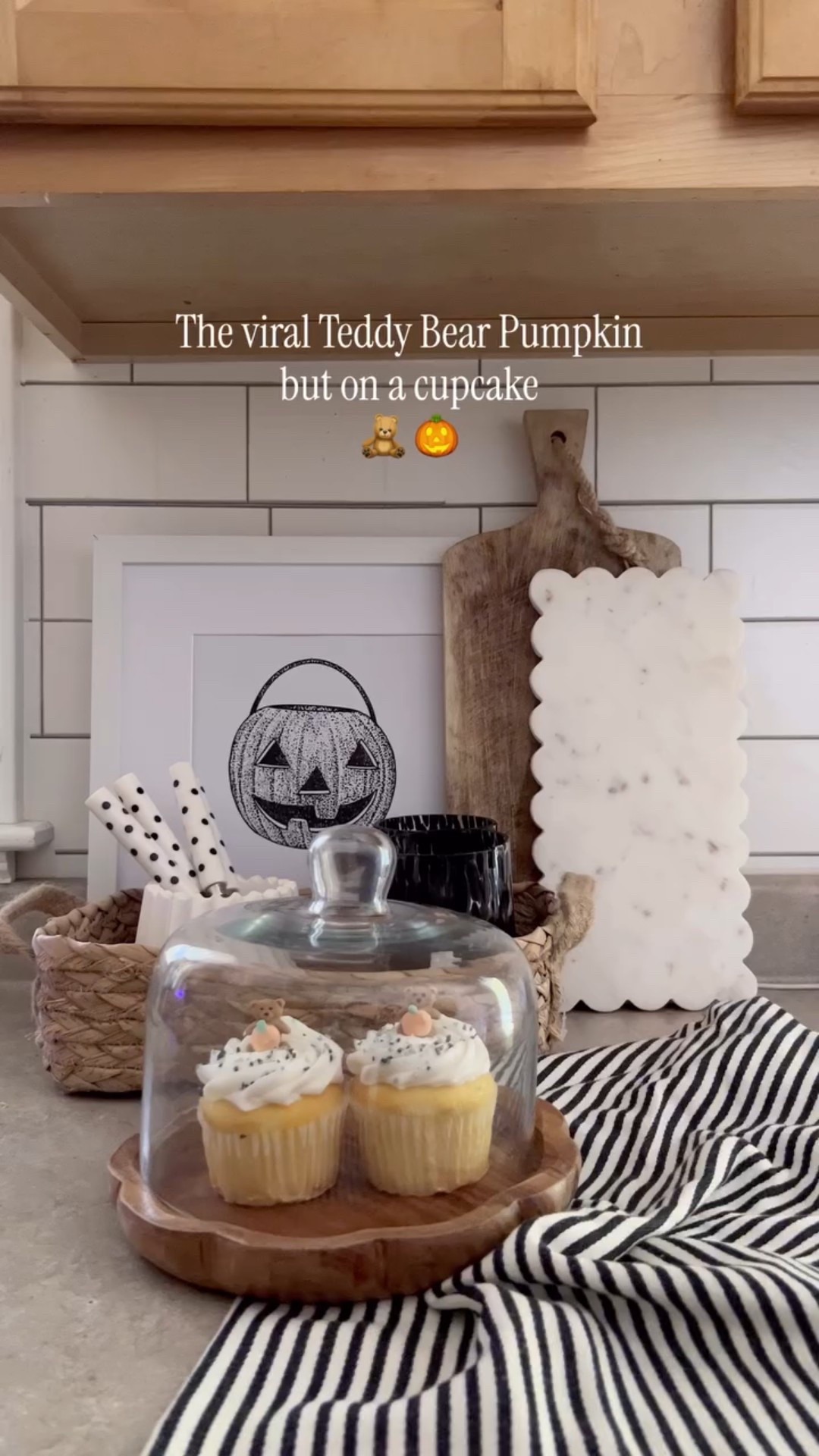 That little pumpkin bear is the cutest! Had to make a little after school treat with him for the boys! Used grocery store cupcakes to make it easy 🧸🎃