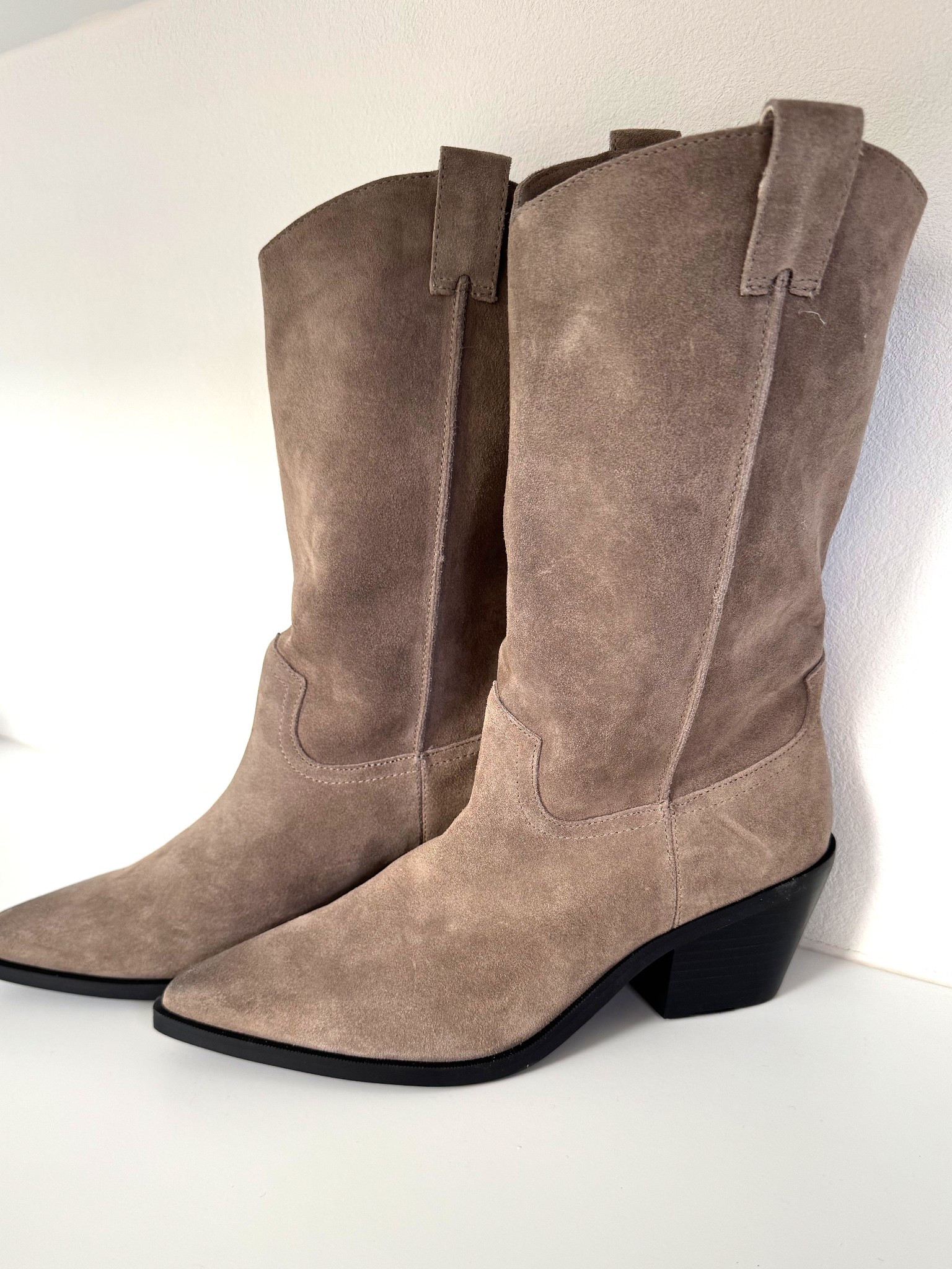 You’d think they’re Isabel Marant but no they’re Steve Madden and my favorite find for the fall.
Can’t wait to wear them with skirts, pants, dresses…
2 Colors available, this grey/beige natural and a cognac color
You’re must have!!!