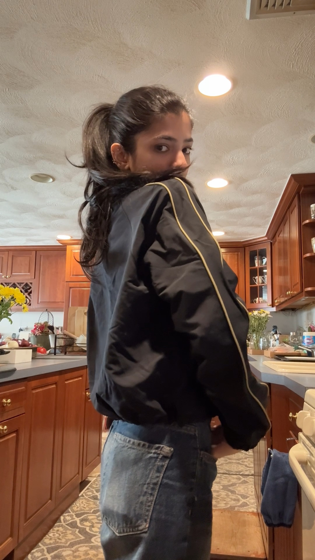 my new favorite piece 🖤🐝

Aritzia, Aritzia jacket, outfit, travel, travel ootd

#LTKTravel #LTKParties #LTKStyleTip