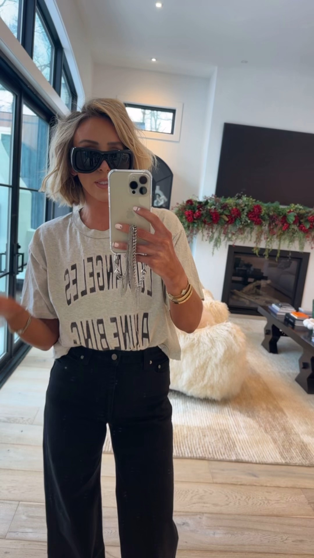 A “go to” kinda look with items you will wear over and over again 😍 small in tee and 27 in denim 