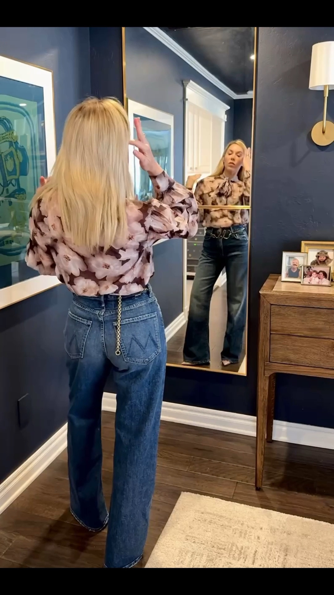 This floral top is so cute and a little cropped BUT perfect for tucking in.


Mother jeans 
Fall outfit 
Chloe belt 

#LTKItBag #LTKStyleTip 

#LTKFindsUnder100 #LTKSaleAlert #LTKootd #LTKSeasonal