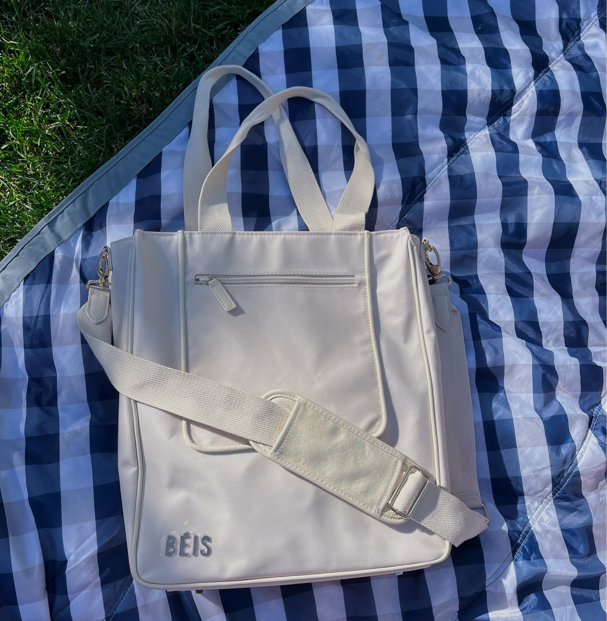My go-to work bag as a nanny that fits everything. 👜 It’s heavy-duty, has so many pockets, and holds all of my essentials plus the kids’ stuff without feeling chaotic. The perfect mix of functional and cute for everyday use.
#ltkbags #workessentials #nannylife #everydaybag #momlifeessentials

#LTKmomlife #LTKdayinmylife #LTKgrwm