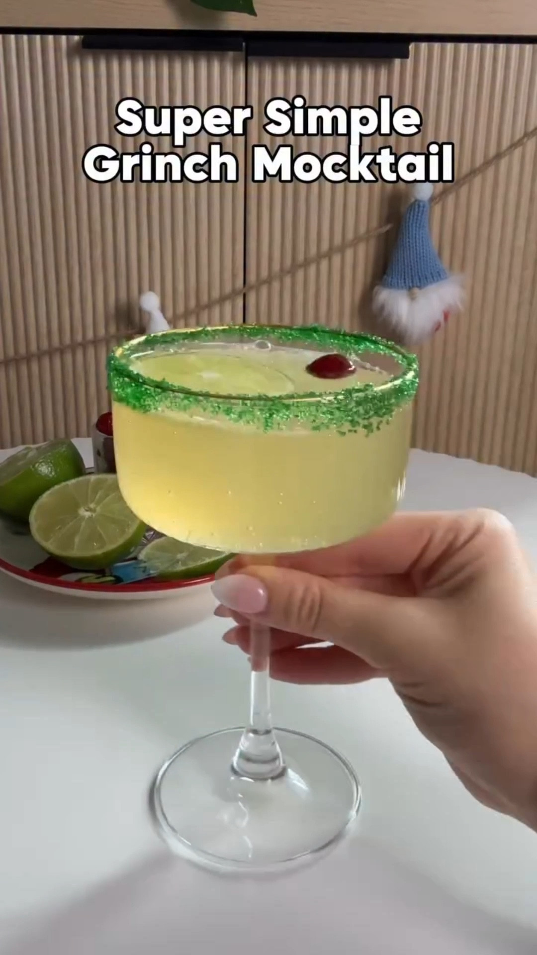 The Grinch is my mocktail muse this holiday season 💚 super simple holiday mocktail recipe