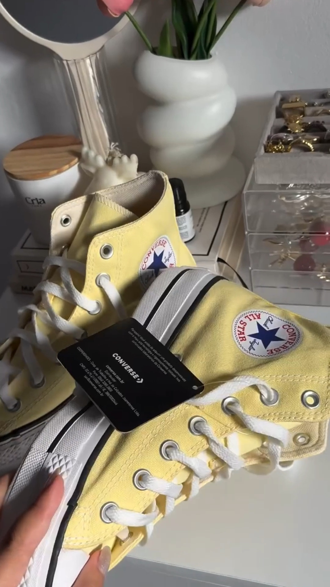 apenas… obcecada 🌟💛✨
 
eu já estava buscando um Converse pra comprar (por conta do conforto e possibilidade de lookinhos), mas quando encontrei essa cor na @dafiti FOI AMOR A PRIMEIRA VISTA SIM 🤝
 
mais alguém também tá obcecado com essa cor? 😅
 
#yellobutter #amarelomanteiga #converseallstar #dafitifashioncreators #ootd