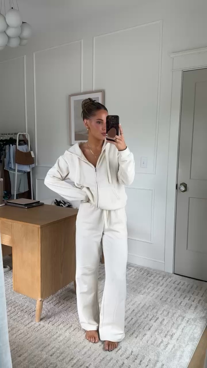 This set tho 💥🤩

I am wearing a S on top and XS in the bottoms! 

Lounge set 
Fall Transition 
relaxed fit  

 

#LTKSeasonal #LTKFindsUnder50 #LTKTravel