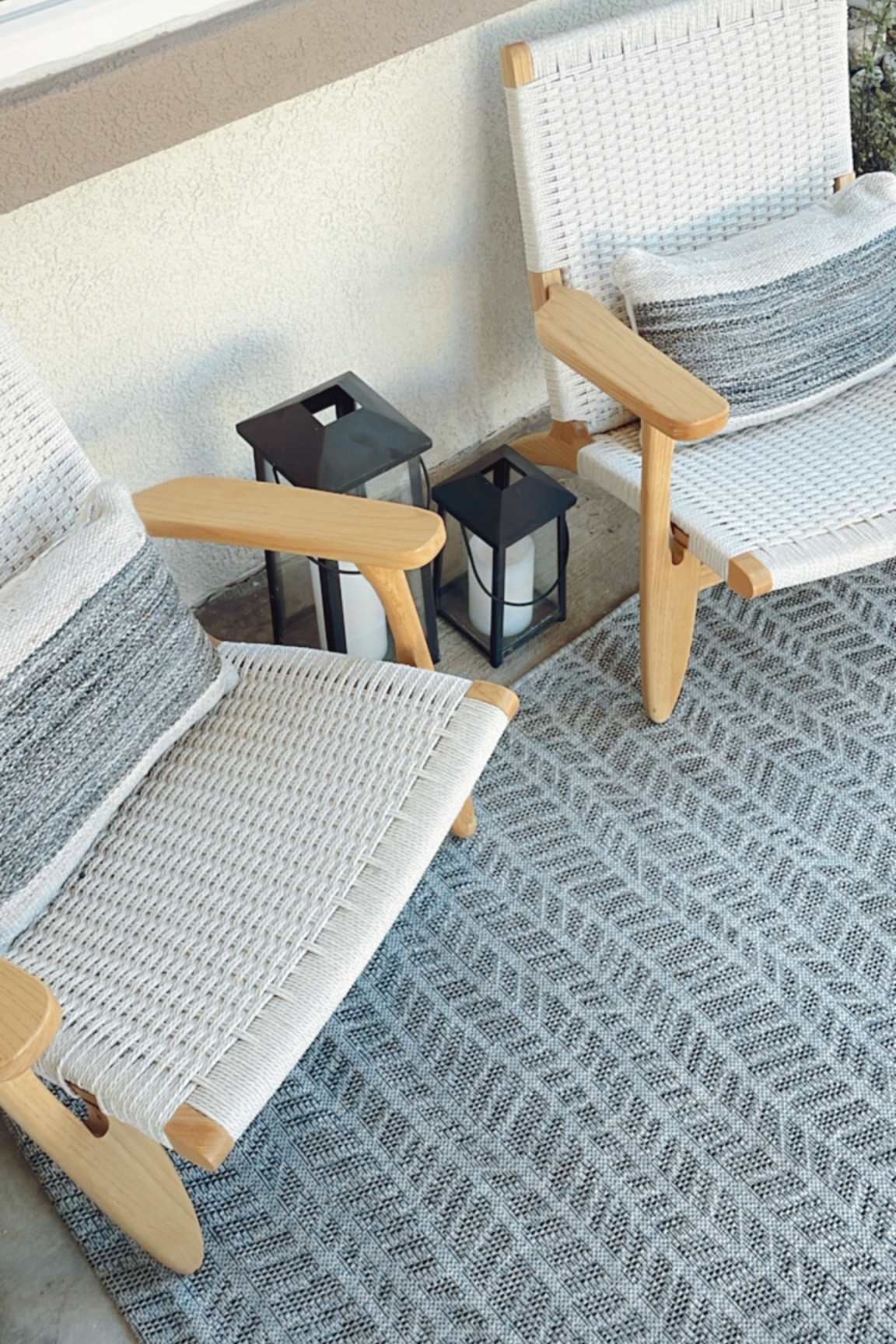 Small front patio right next to the front door 🙌🏻

#outdoorfurniture #porch #balcony #homedecor #outdoorrug

#LTKhome