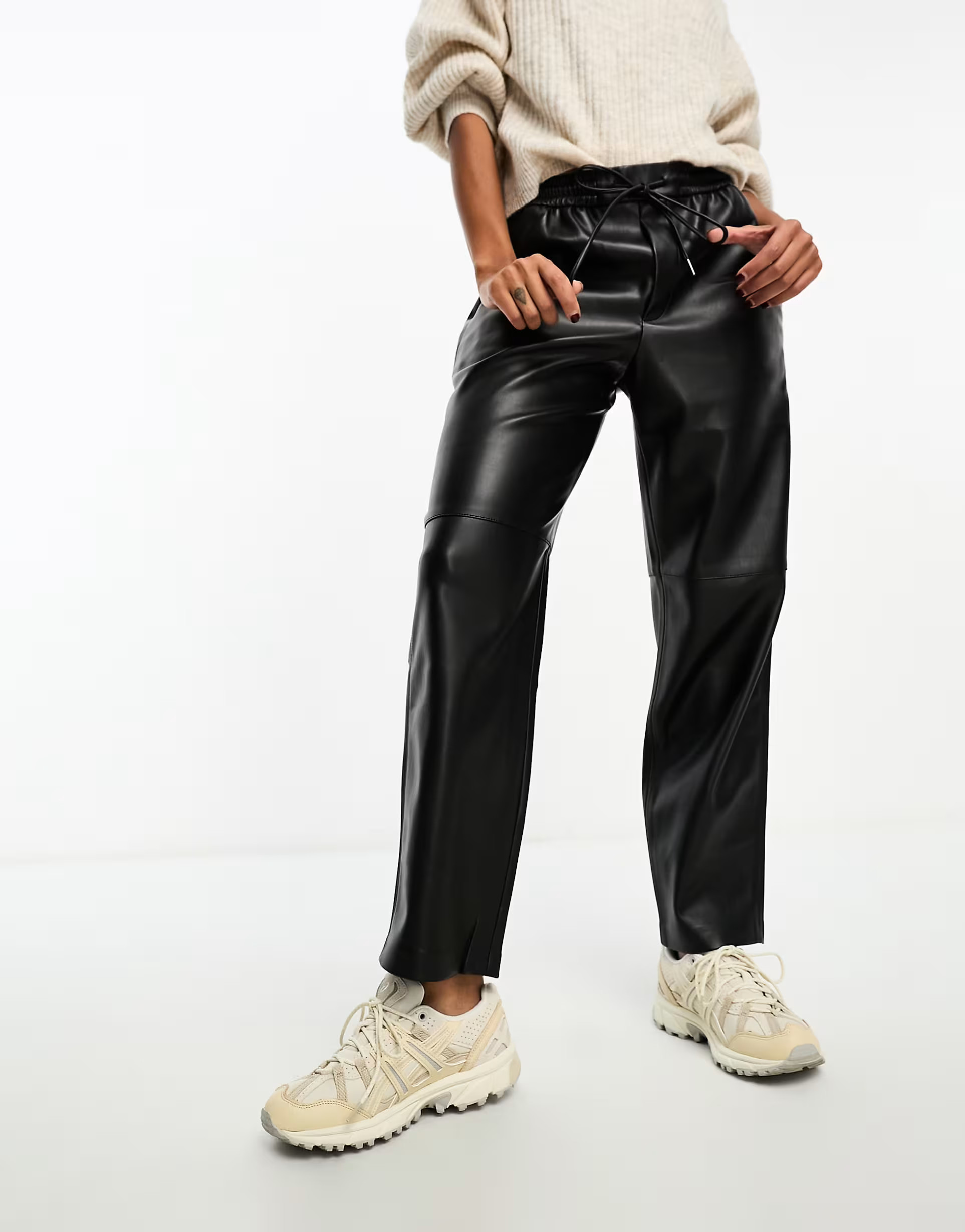 Mango - Pantalon cigarette en imitation cuir à taille élastiquée - Noir | ASOS (Global)