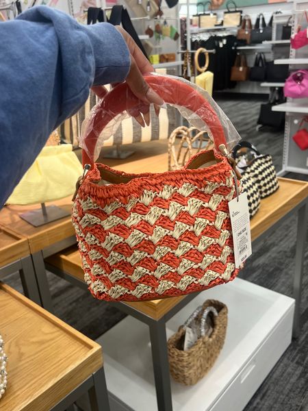 Cute straw handbag find for only $25! Perfect for warm months and vacation looks! Comes in an additional color! 

#LTKFindsUnder50 #LTKItBag #LTKStyleTip