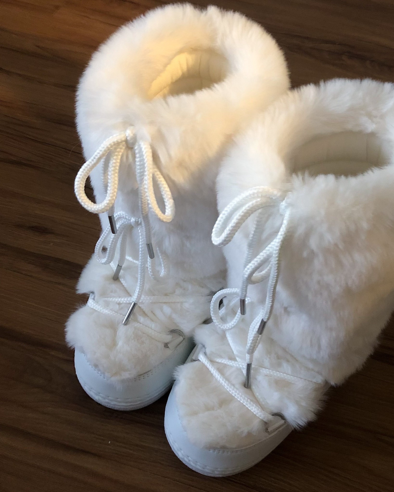 Fluffy Ski Boots Outfit | White Fur Boots Winter Fashion

Winter fashion featuring fluffy white ski boots, moon boots dupe style, cozy fur boots outfit, ski trip fashion inspiration, stylish winter boots outfit, chic ski fashion look, alpine winter style, cozy cold weather outfit idea, trendy winter fashion boots, mountain winter outfit inspiration 