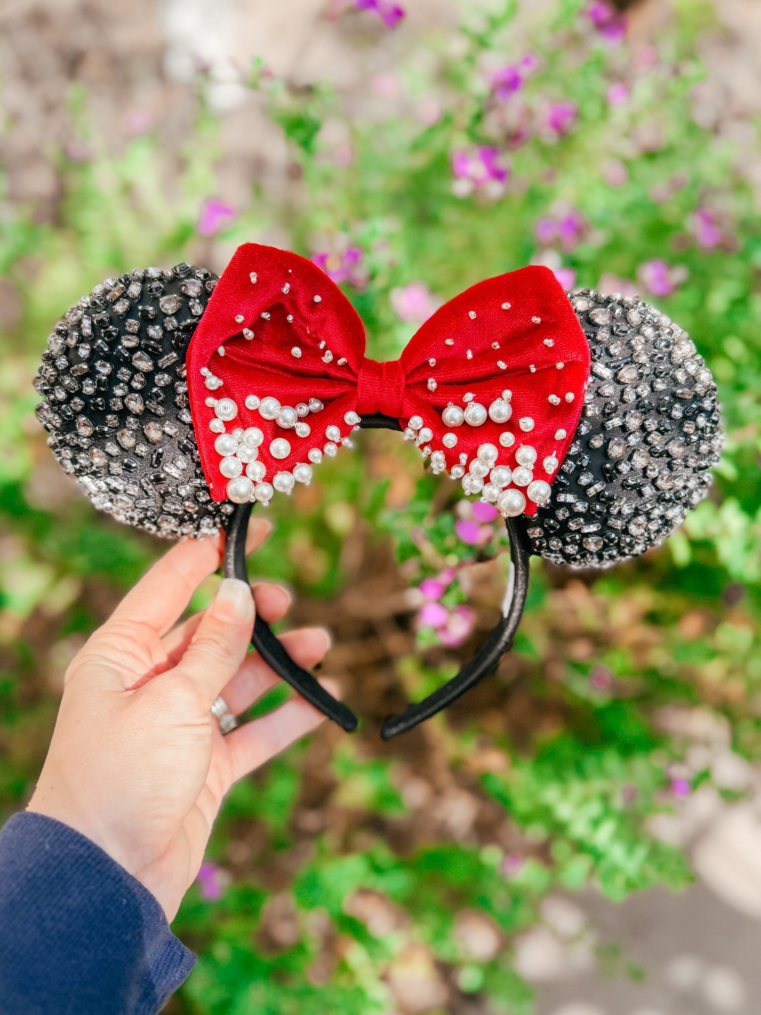 The cutest Minnie ears I’ve ever seen! These blinged out ear from BaubleBar are PERFECT for a classic look at Disneyland or Magic kingdom😍 and the pearl accents on the bow…I can’t even!

#LTKootd #LTKTravel #LTKmomlife