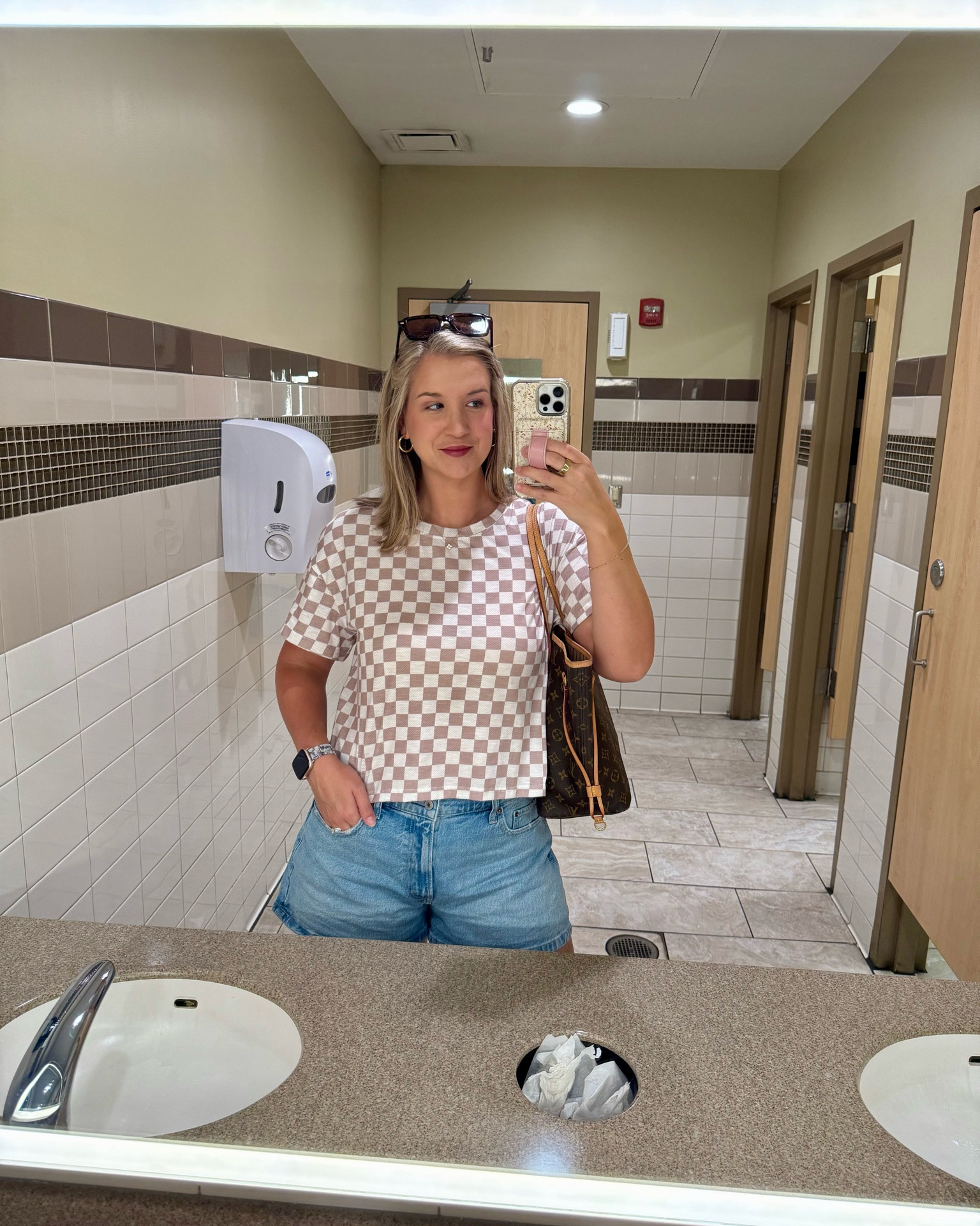 Publix and their good lighting🤣 couldn’t help myself to snap a pic! @abercrombie

#LTKootd #LTKdayinmylife #LTKMidsize