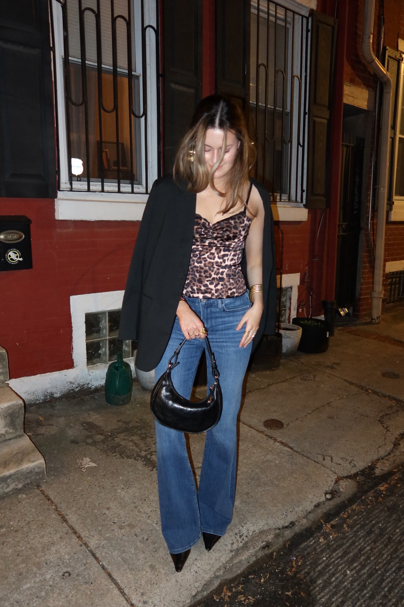 going out outfit!! 🖤

top: medium
jeans: 28
blazer: old h&m but linked similar 
bag: from italy but linked similar 