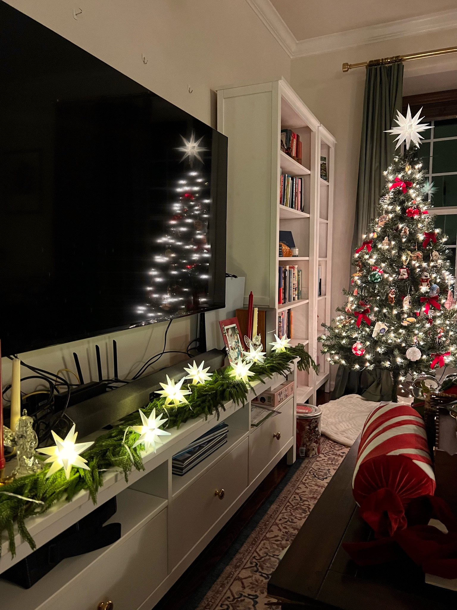 The Moravian star string light is here! Tree topper is old (from pre-covid) but looks like it might be from Elf Logic too.

#LTKHome #LTKHoliday